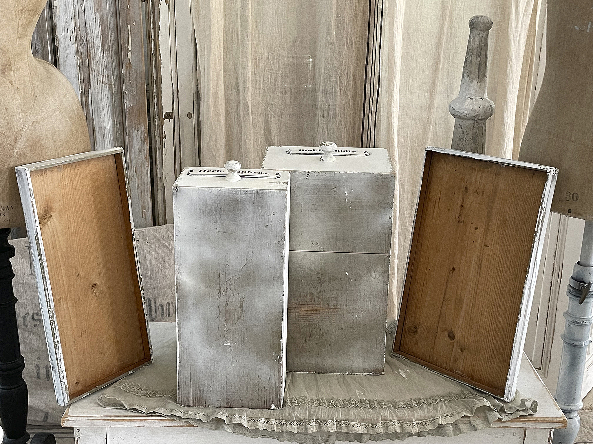 Dekorative Holzboxen in Vintage-Optik Runde Holzboxen mit vintagierter Oberfläche und rustikaler Ausstrahlung