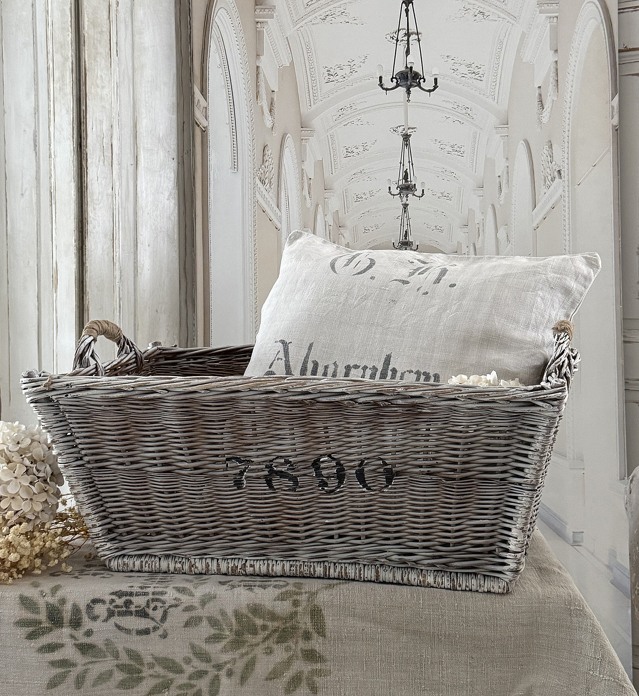 Alter Weidenkorb mit sanftem Vintage-Flair***
