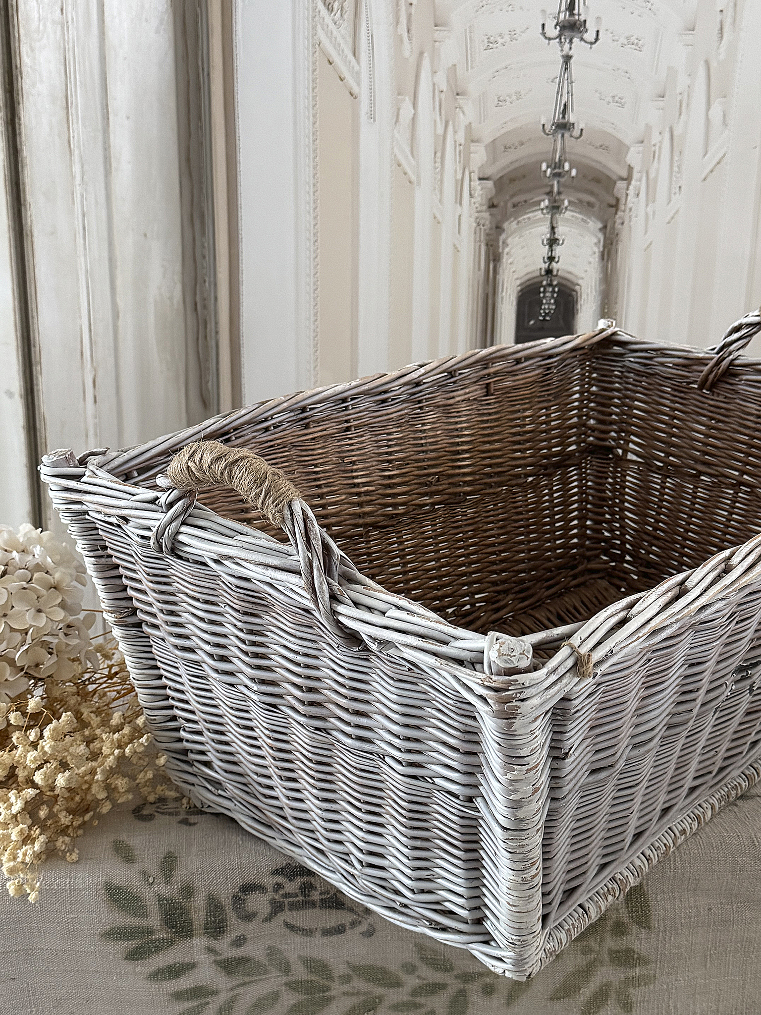 Alter Weidenkorb mit sanftem Vintage-Flair***