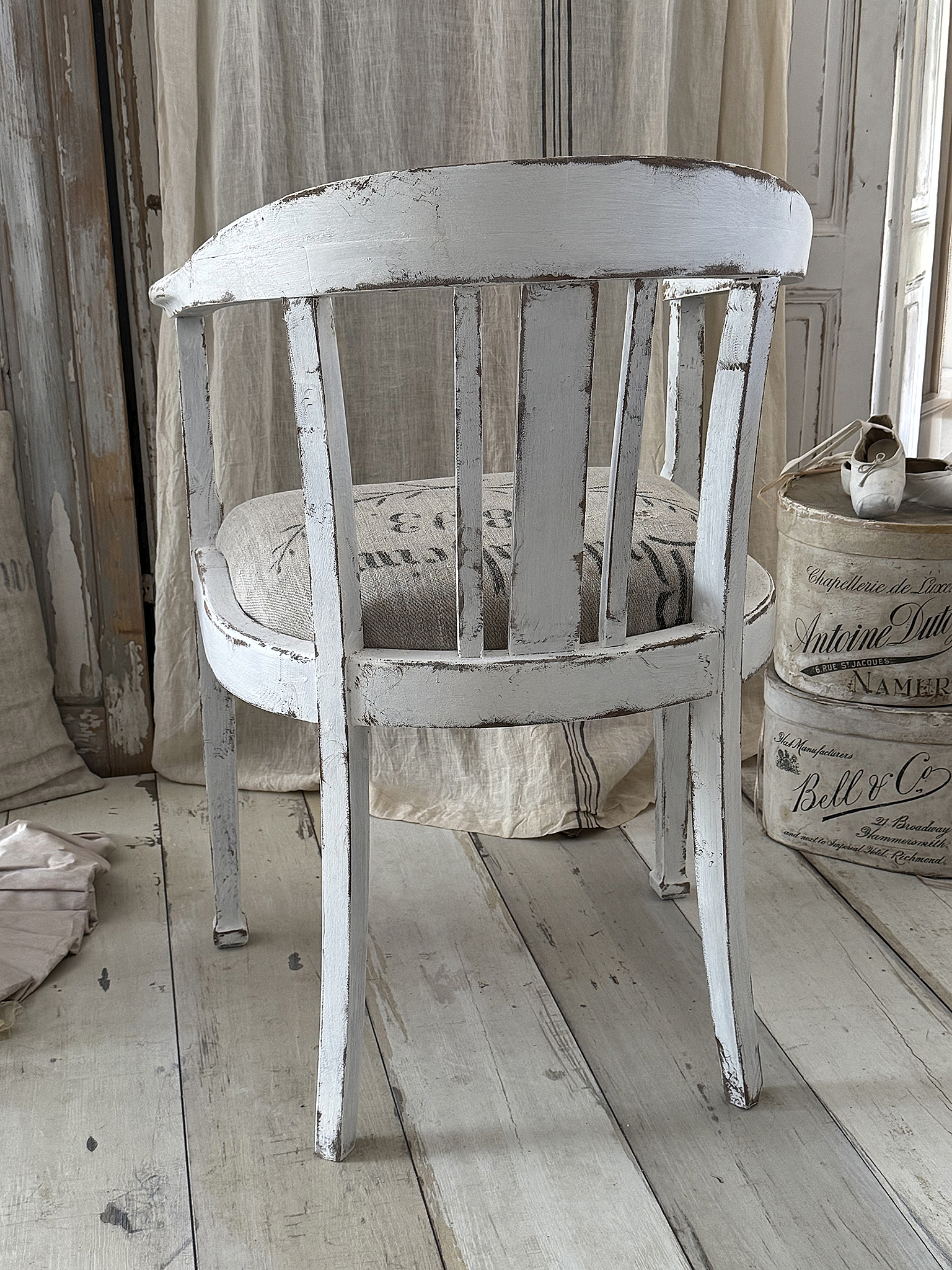 Großer Armlehnstuhl mit antikem Leinensack-Bezug von 1893 im Shabby Chic***