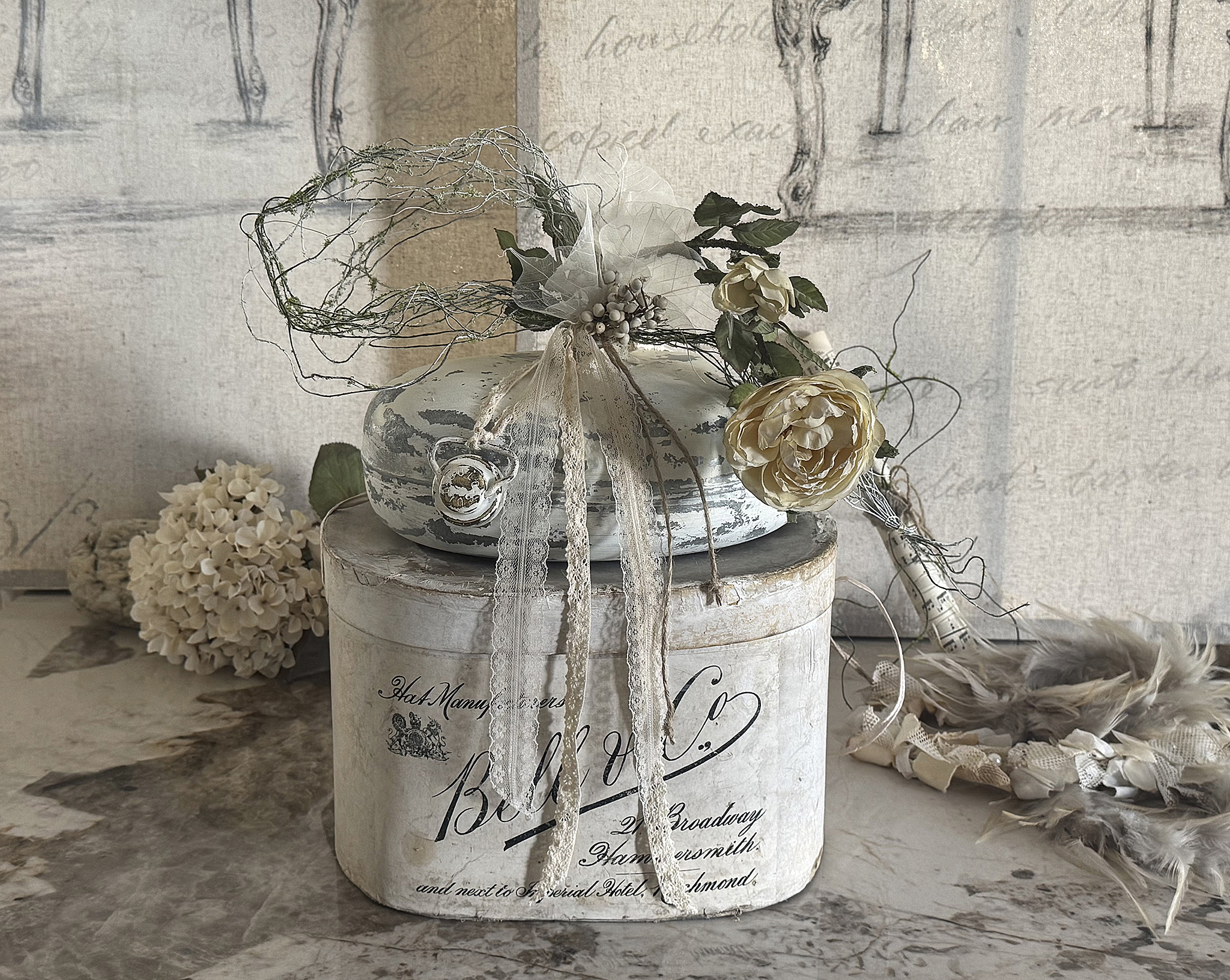 Antike Zinkwärmflasche mit romantischer Shabby-Deko***