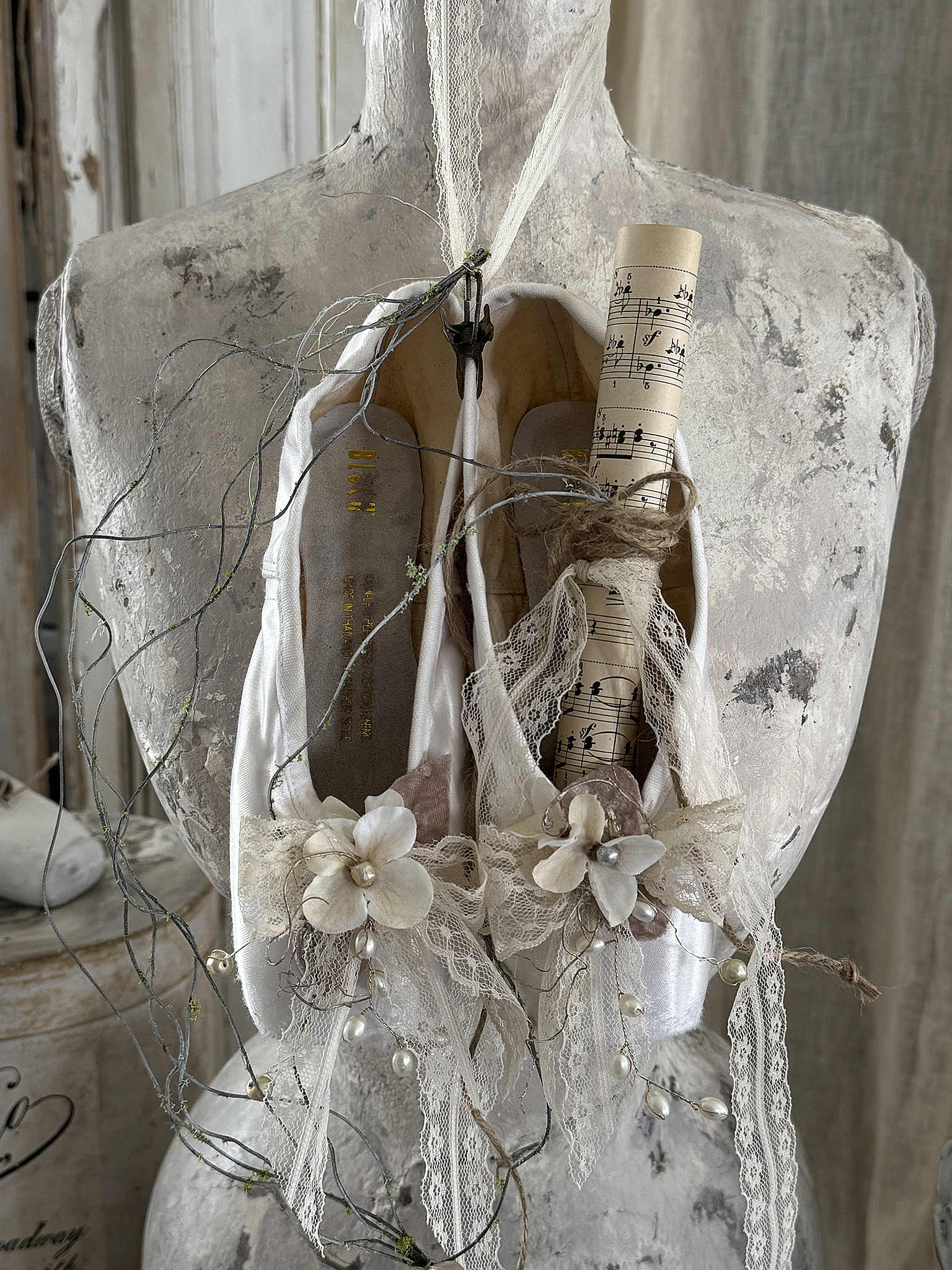 Weiße Spitzen-Ballettschuhe mit Notenblatt***