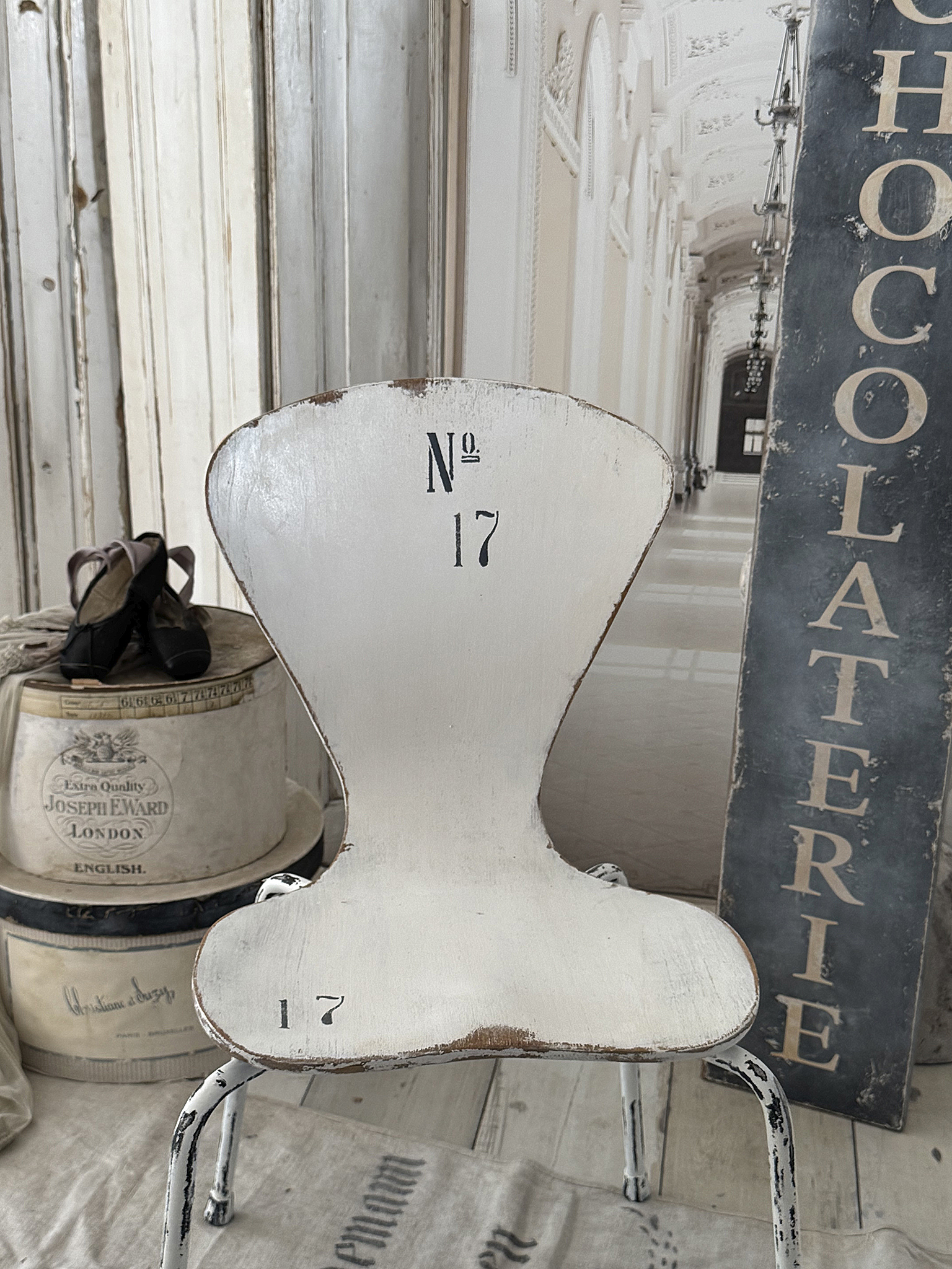 Vintage Shabby-Chic Stuhl – authentisches Mid-Century-Design mit Number 17***