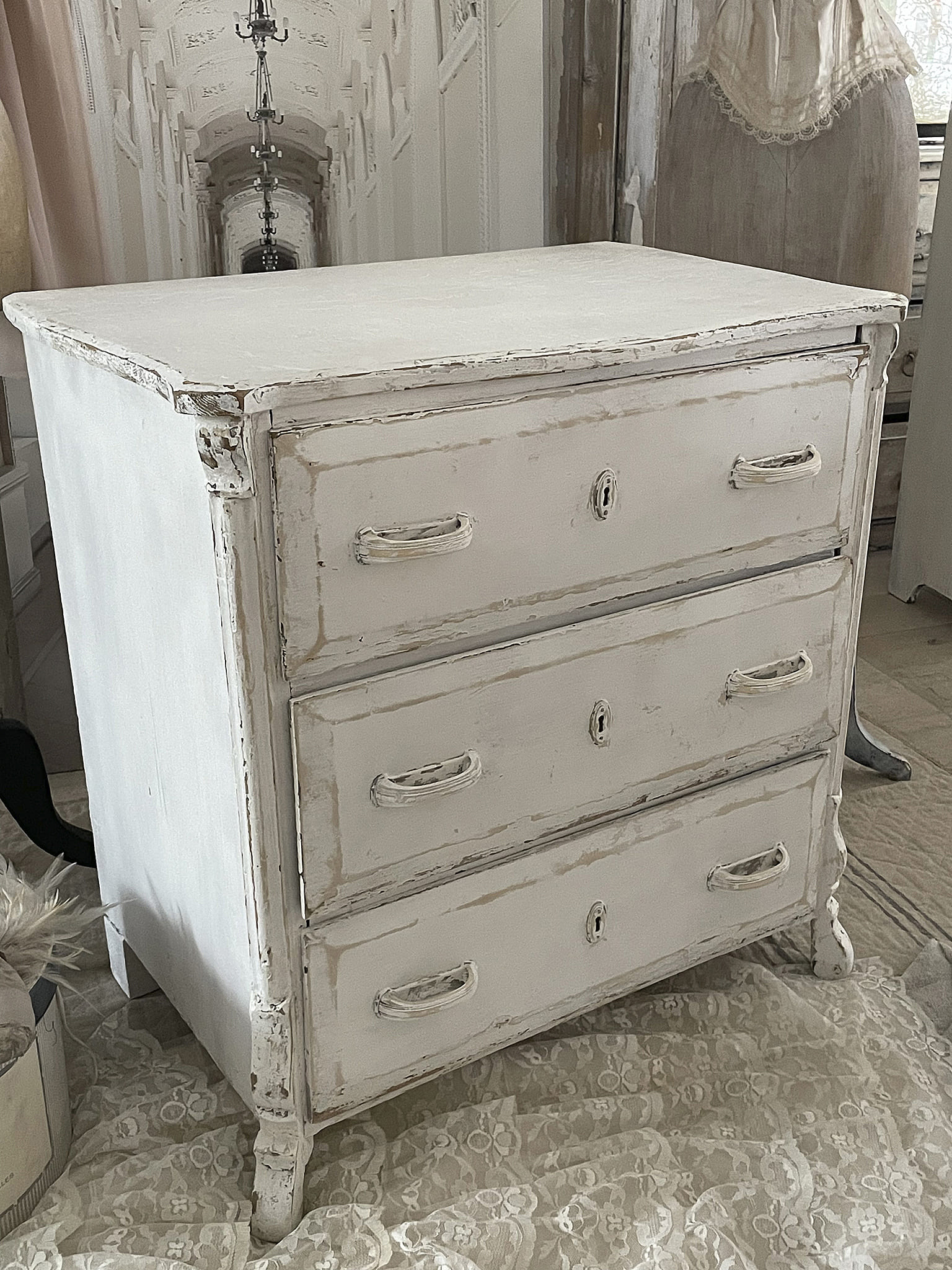 Antiker weißer Kommode mit drei Schubladen Weißer Vintage-Kleiderschrank mit drei Schubladen und abgenutzten Kanten