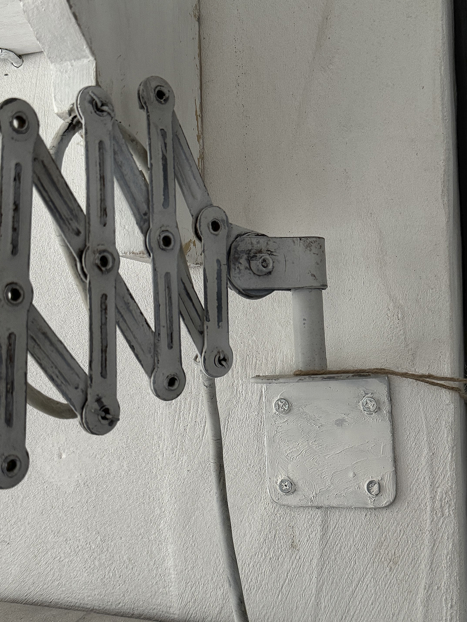 Industrielle Scherenwandlampe im Bauhaus-Design***