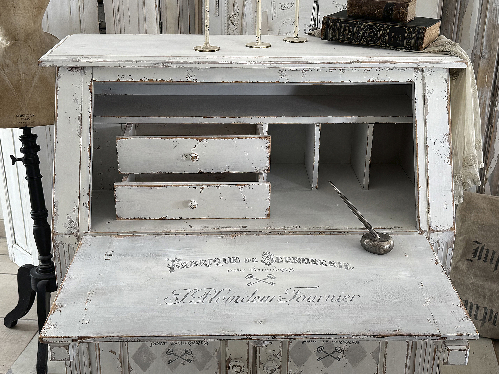 Alter Schranksekretär im mattweißen Shabby-Chic – funktionales Unikat mit französischem Charme***