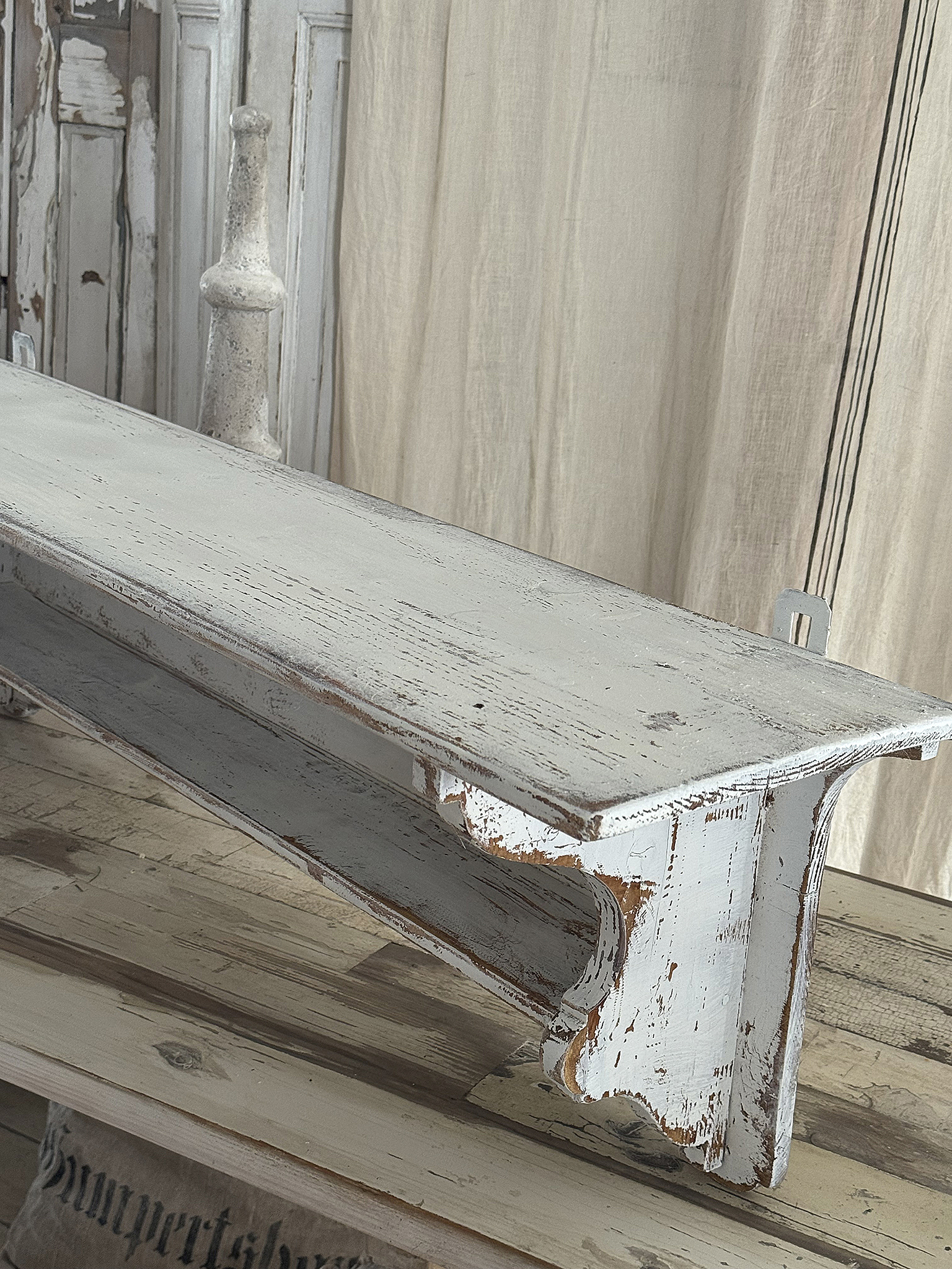 Wunderschönes, großes Gründerzeitregal im weißen Vintagekleid***