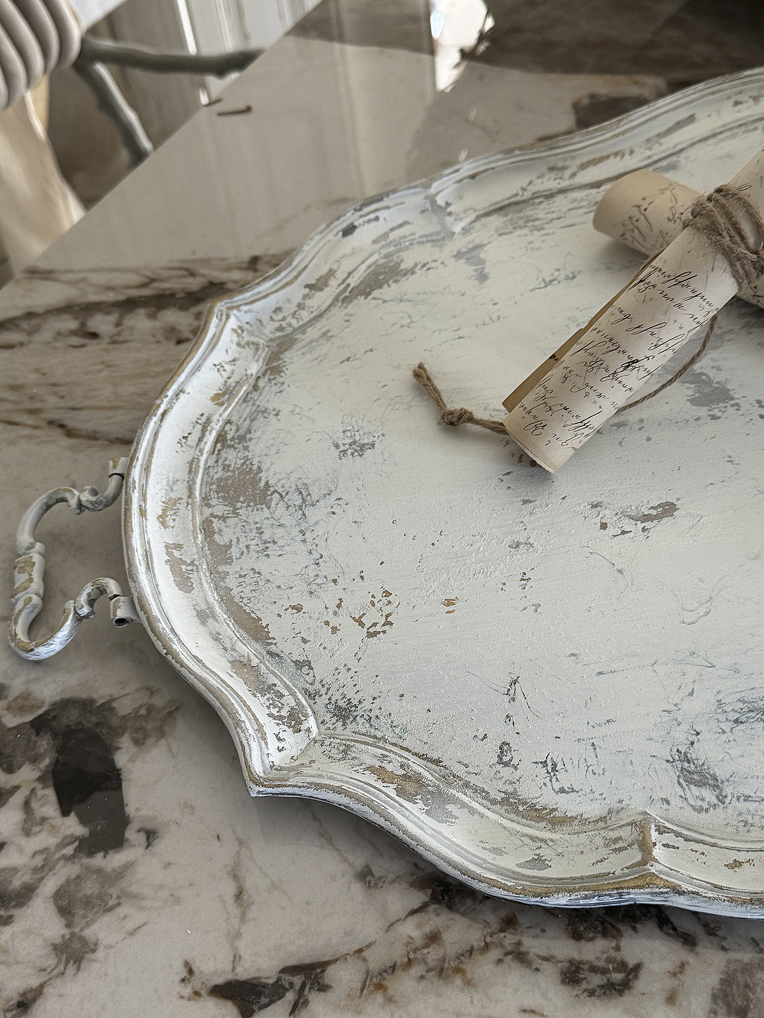 Sehr großes altes Messingtablett im mattweißen Shabby-Vintage-Look***
