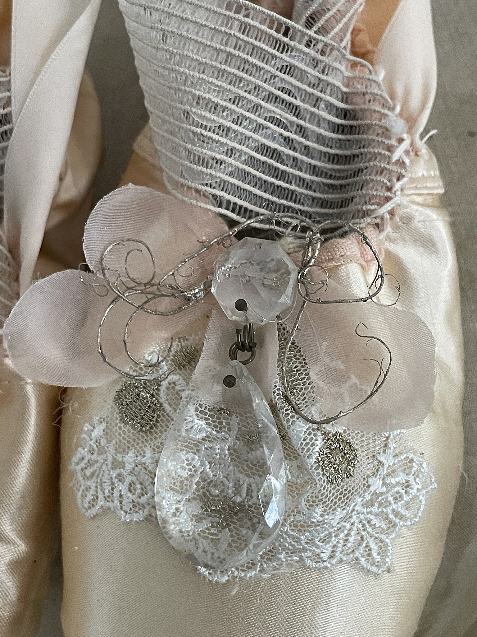 Elegante Ballettschuhe mit Zierde und Glitzerstein Detailaufnahme von eleganten Ballettschuhen mit einer dekorativen Verzierung und einem Glitzerstein
