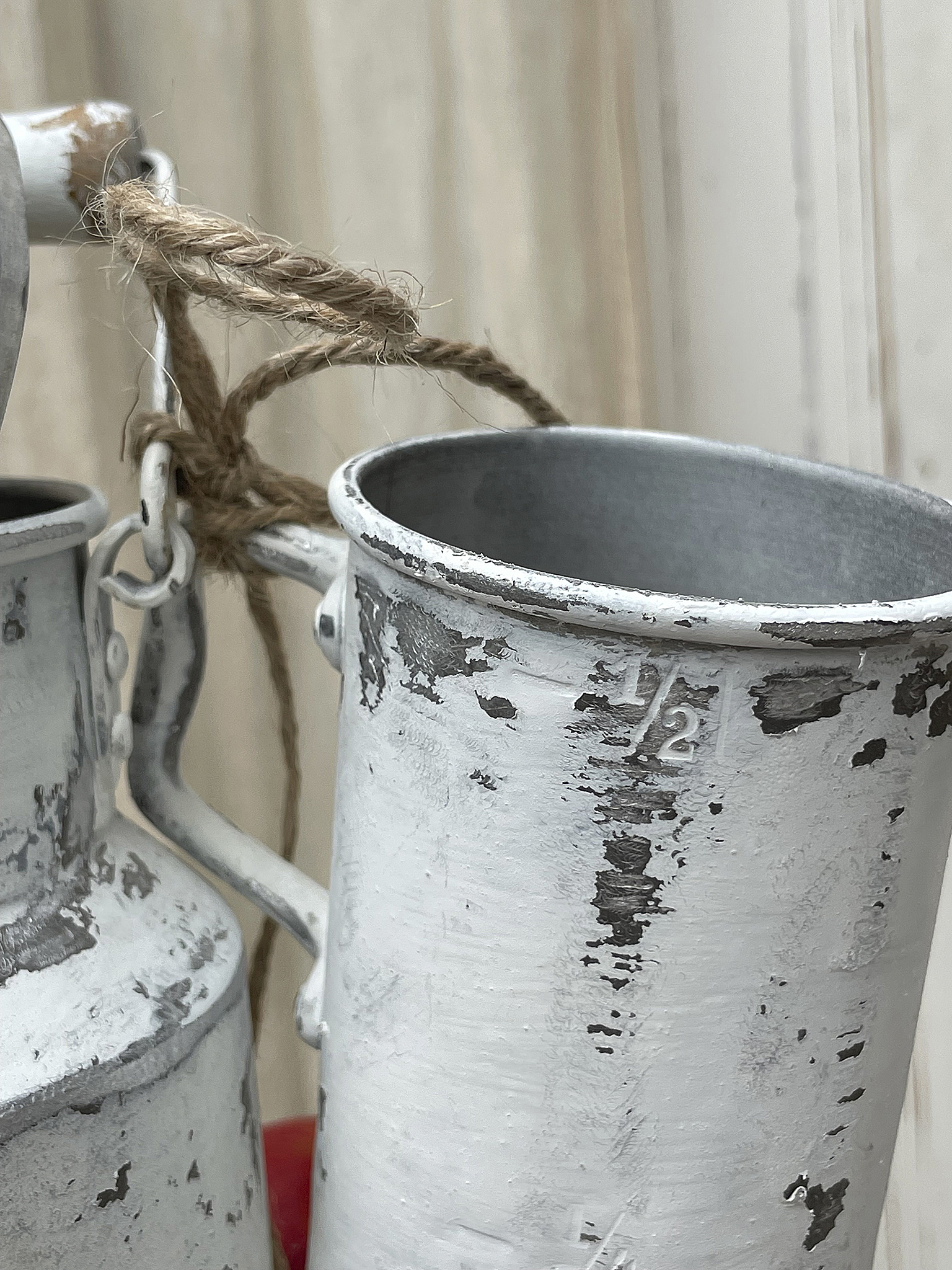 Dekorative Edelstahlschalen mit Vintage-Charme Detailaufnahme von zwei gestapelten Edelstahlschalen mit abblätternder Farbe und Schnur