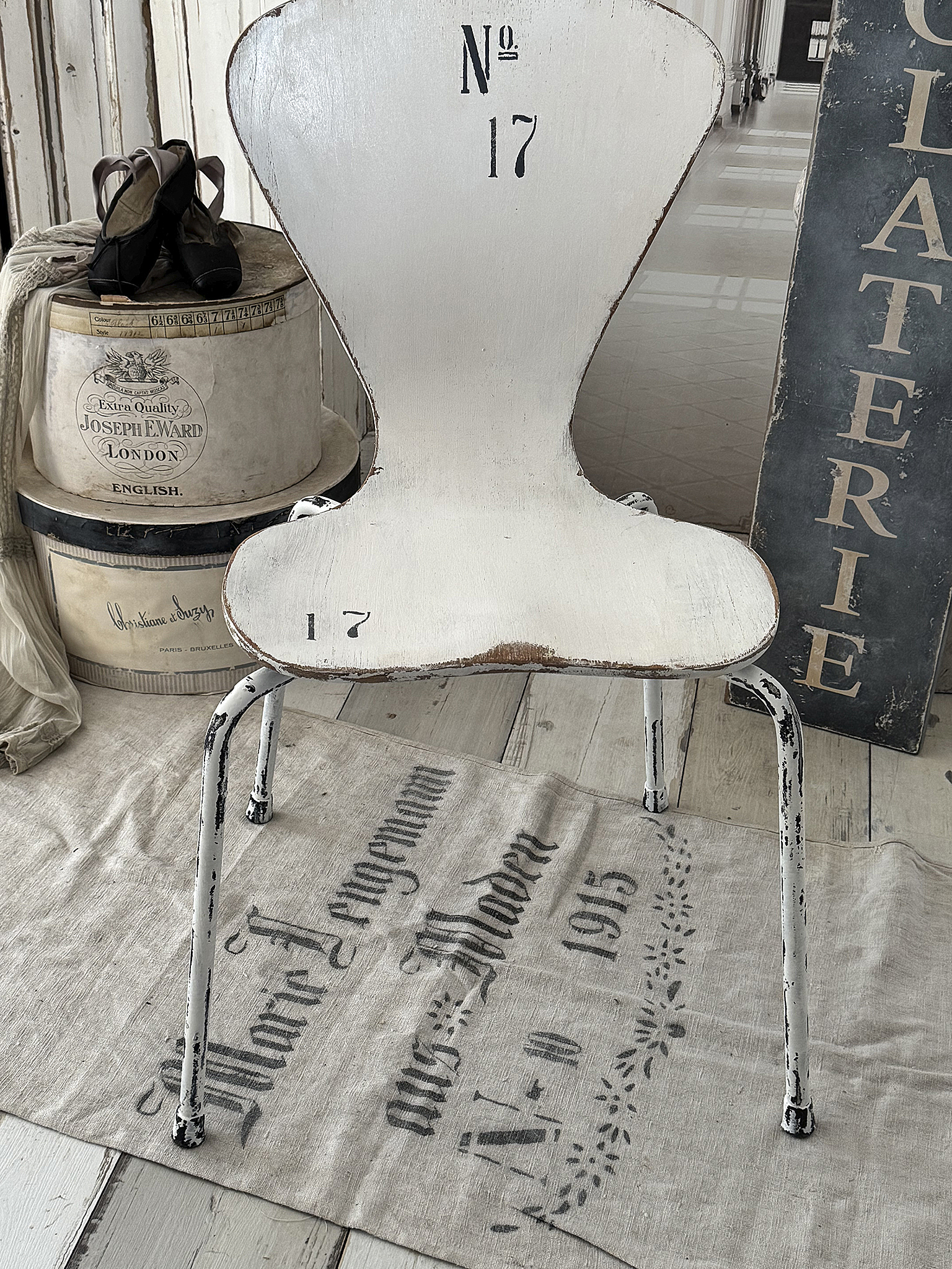 Vintage Shabby-Chic Stuhl – authentisches Mid-Century-Design mit Number 17***