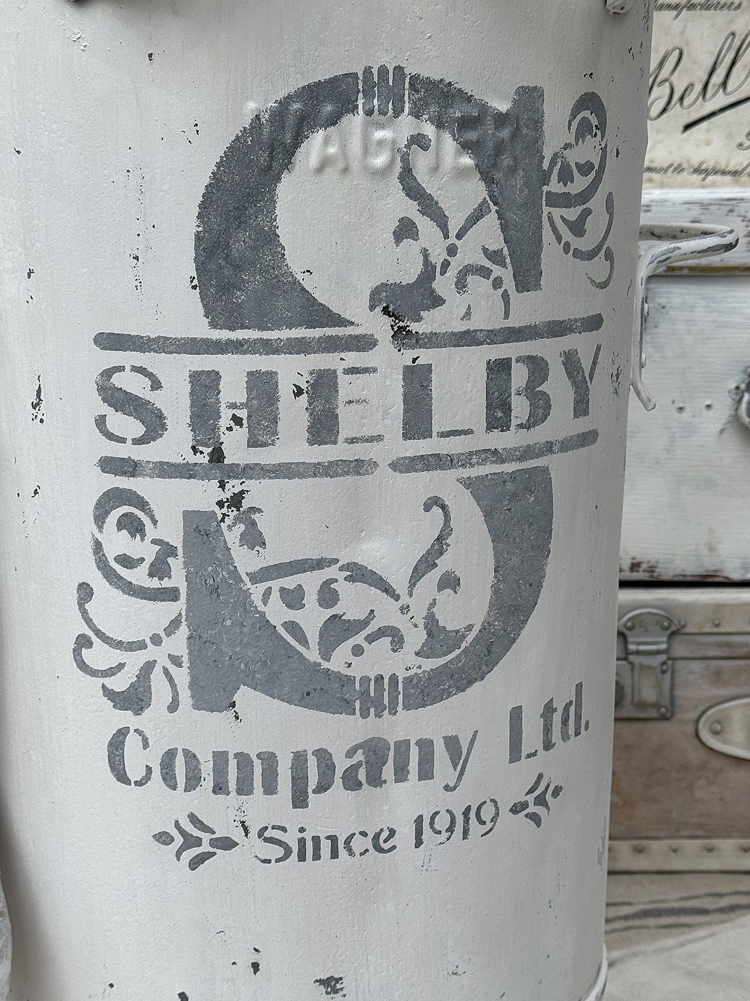 Shabby-Chic Metallbehälter mit Shelby Company Ltd. Prägung Metallbehälter im Shabby-Chic-Stil mit dem Logo von Shelby Company Ltd. seit 1919