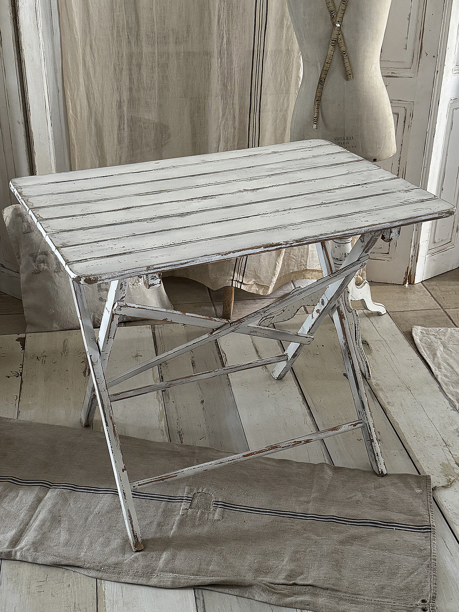 Alter Holzgartentisch im weißen Shabbykleid –Verwandlungskünstler***