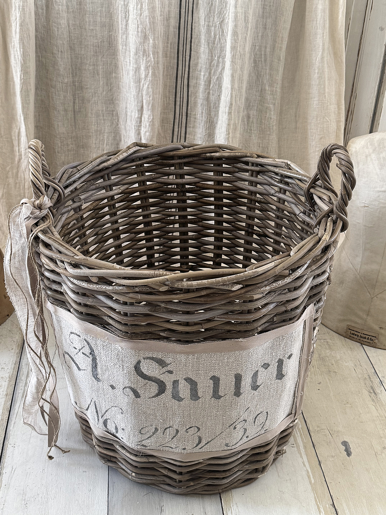 Großer Naturweidenkorb mit Leinenschild – XL Shabby Chic***