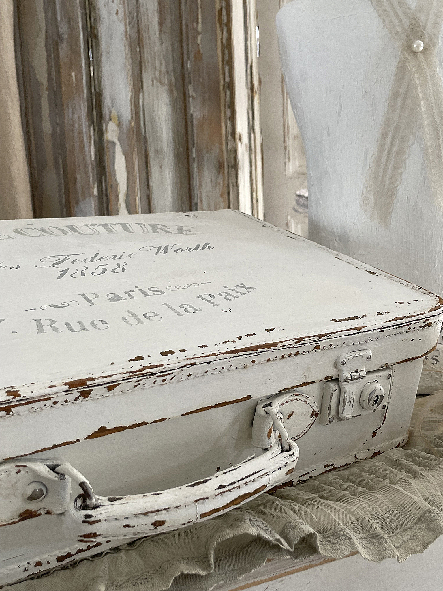 Rostfarbener Vintage Koffer mit Aufschrift von 1858 und stilistischen Details