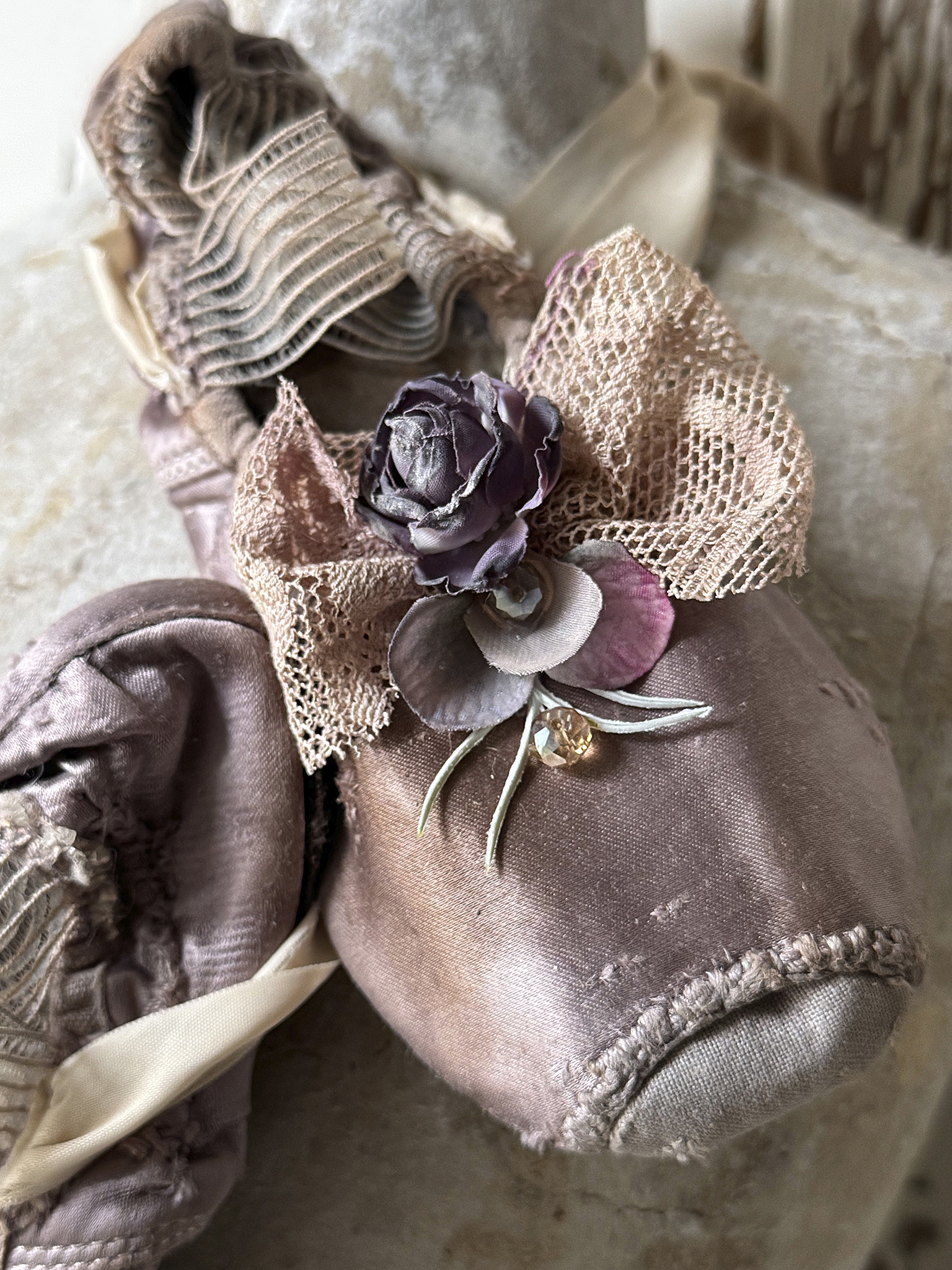 Alte Ballettspitzenschuhe im Malveton- Getanzte Erinnerung 2***