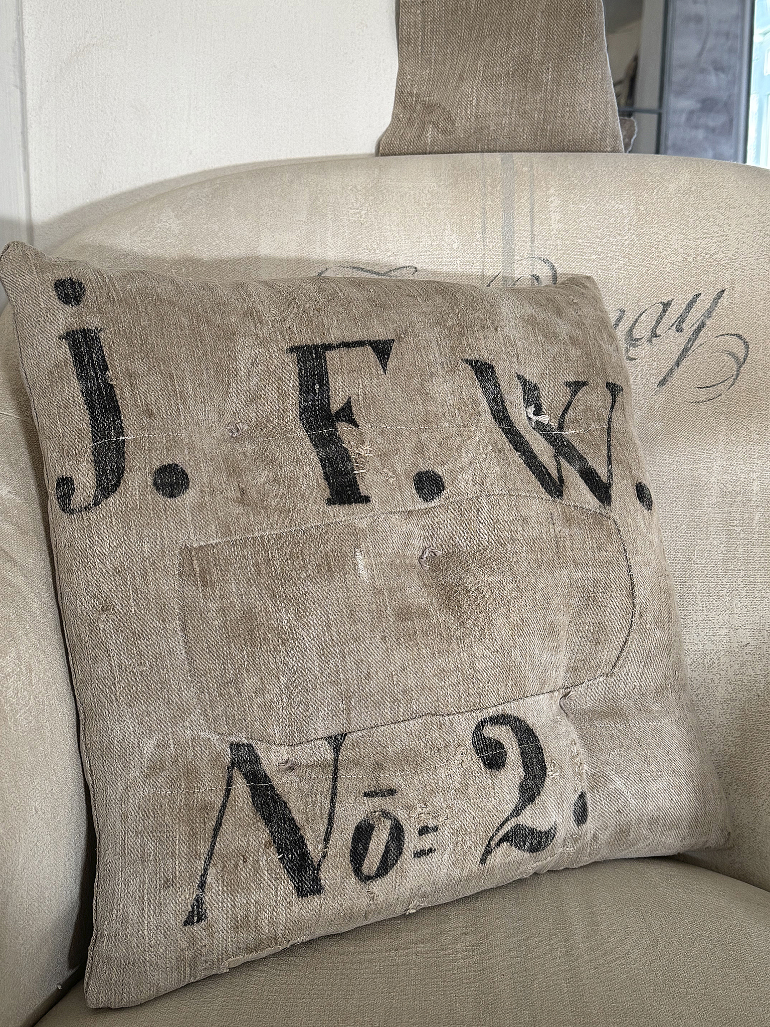 Vintage- Stuhlkissen aus antikem Mehlsack – mit Originaldruck***