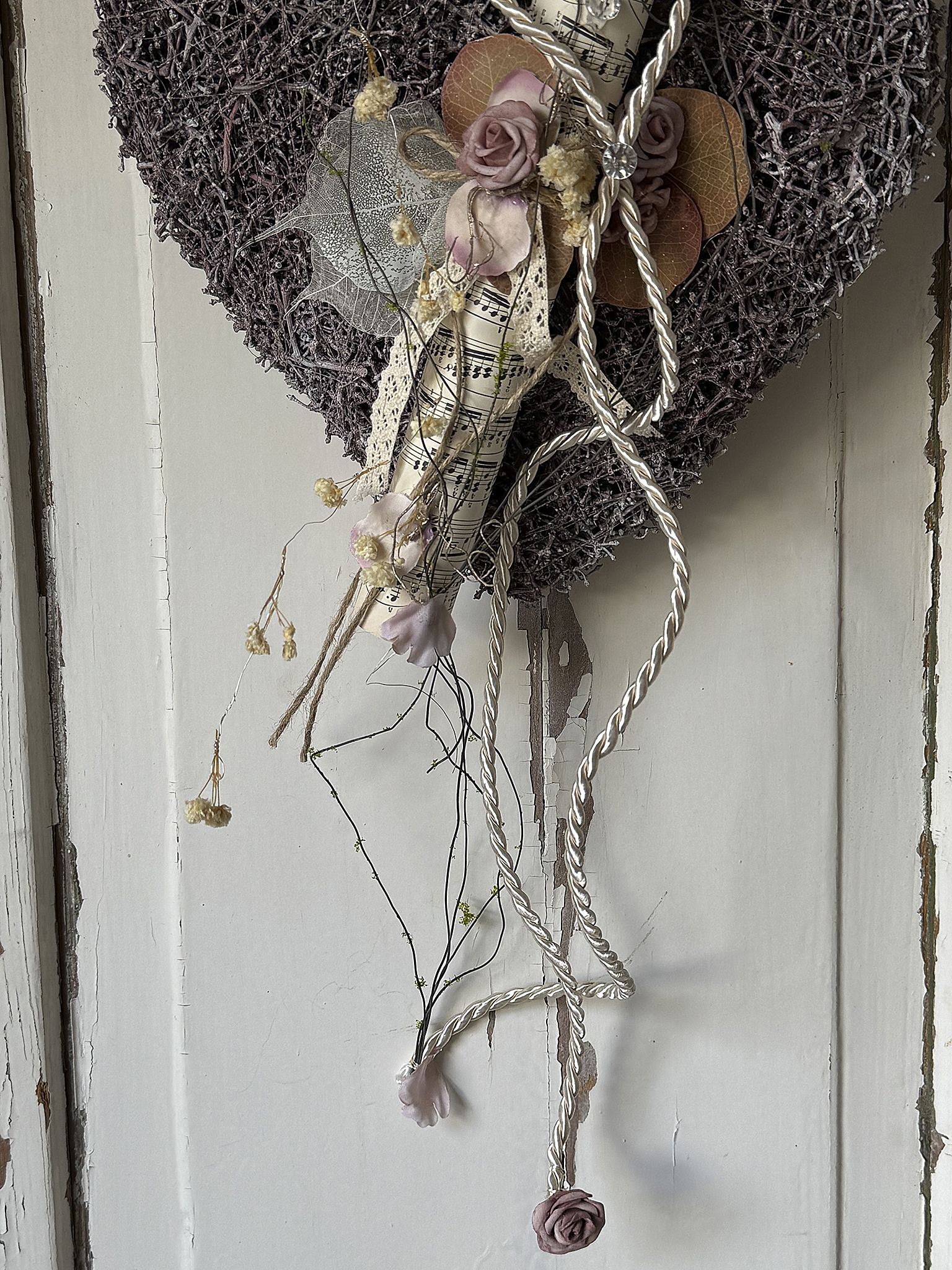 Beerenfarbenes Rebenherz mit Vintage-Notenblatt – romantische Landhausdeko im Shabby-Chic-Stil 2***