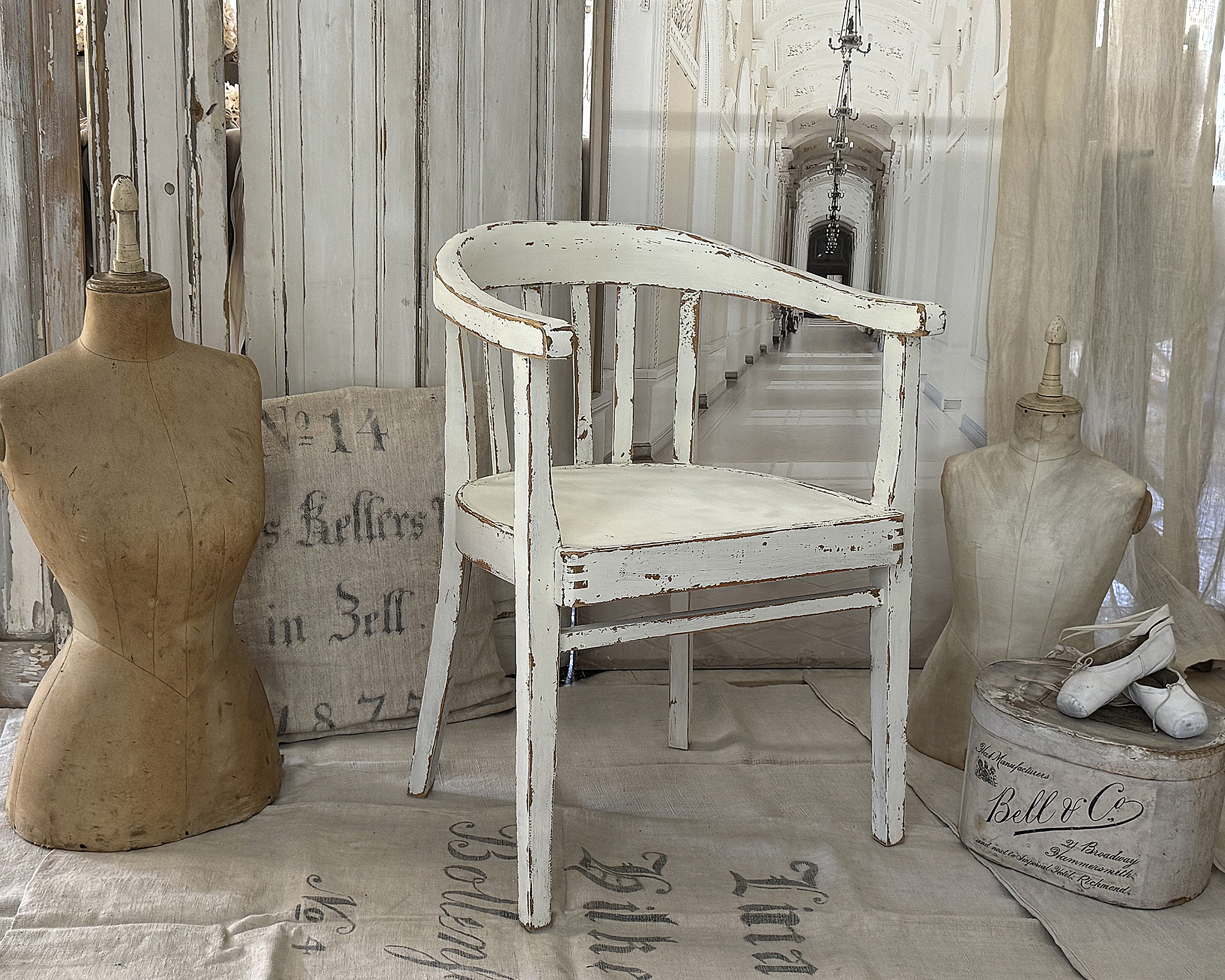 Alter breiter Bauhaus-Armlehnstuhl im authentischen Shabby-Chic***
