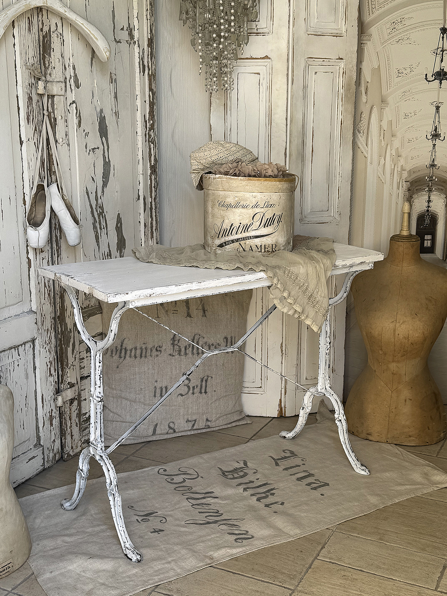 Alter Beistell- bzw. Konsolentisch im Shabby-Kleid***