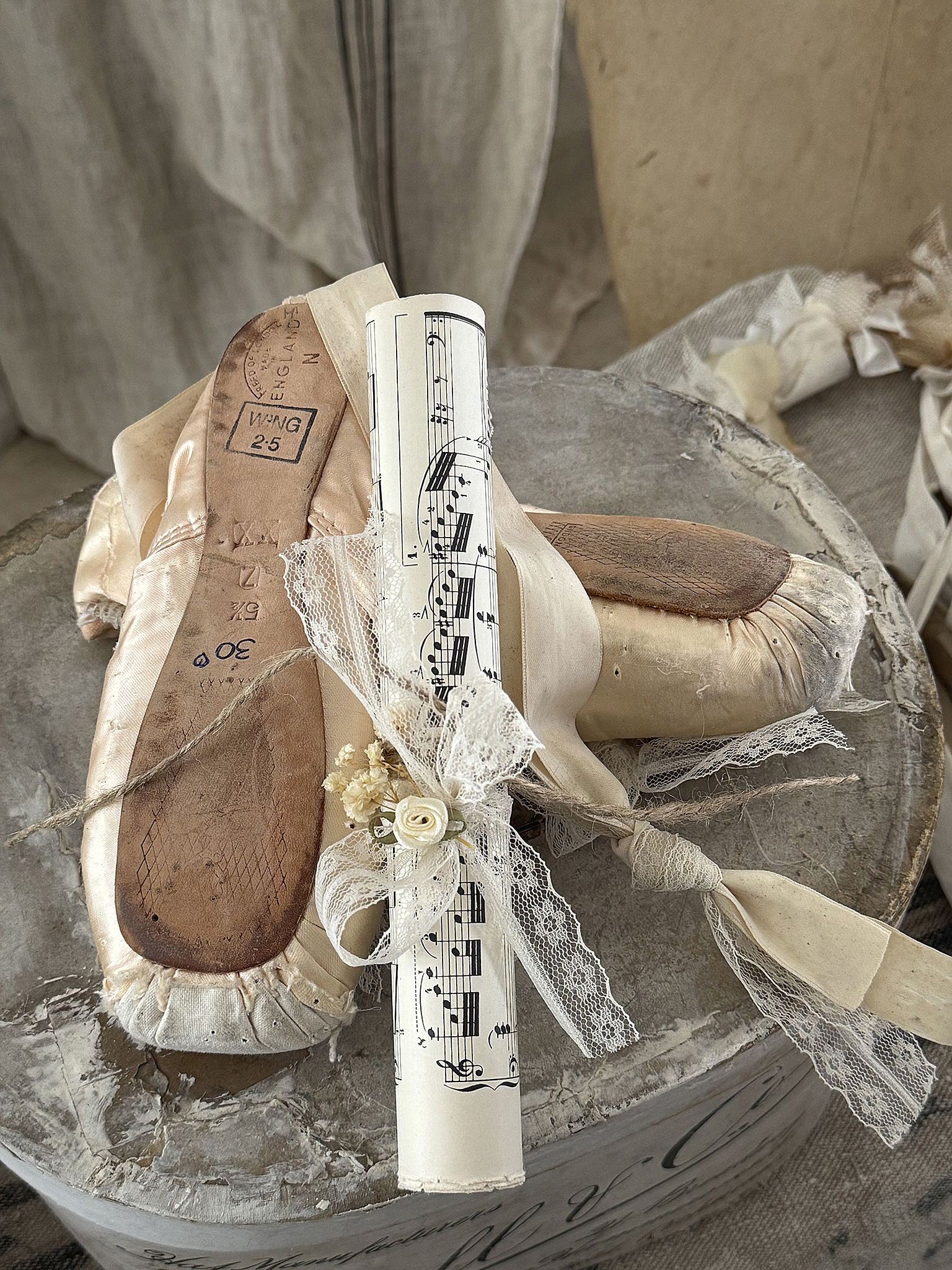 Romantisches Vintage-Unikat mit alten Spitzenschuhen – zauberhafte Dekoration mit Geschichte***