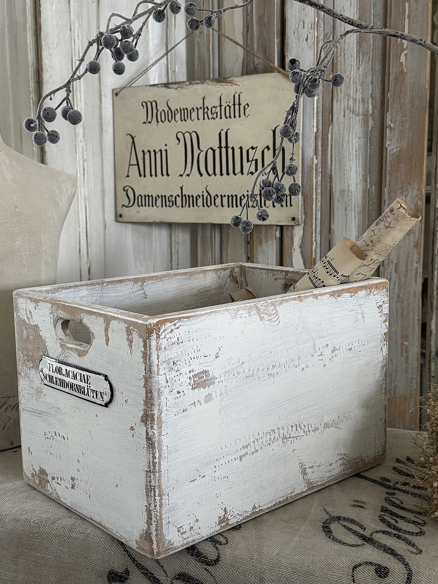 Alte Holzkiste-Schlehdornblüten***