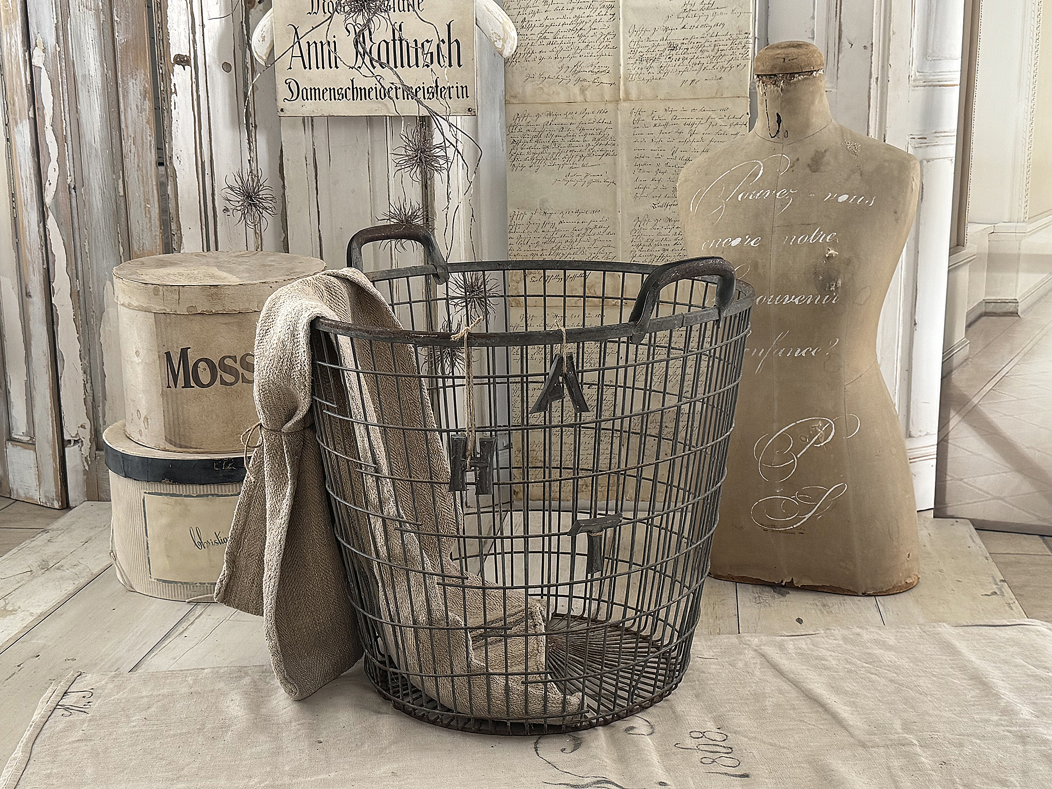 Alter, imposanter Eisenkorb mit Mehlsack*** 