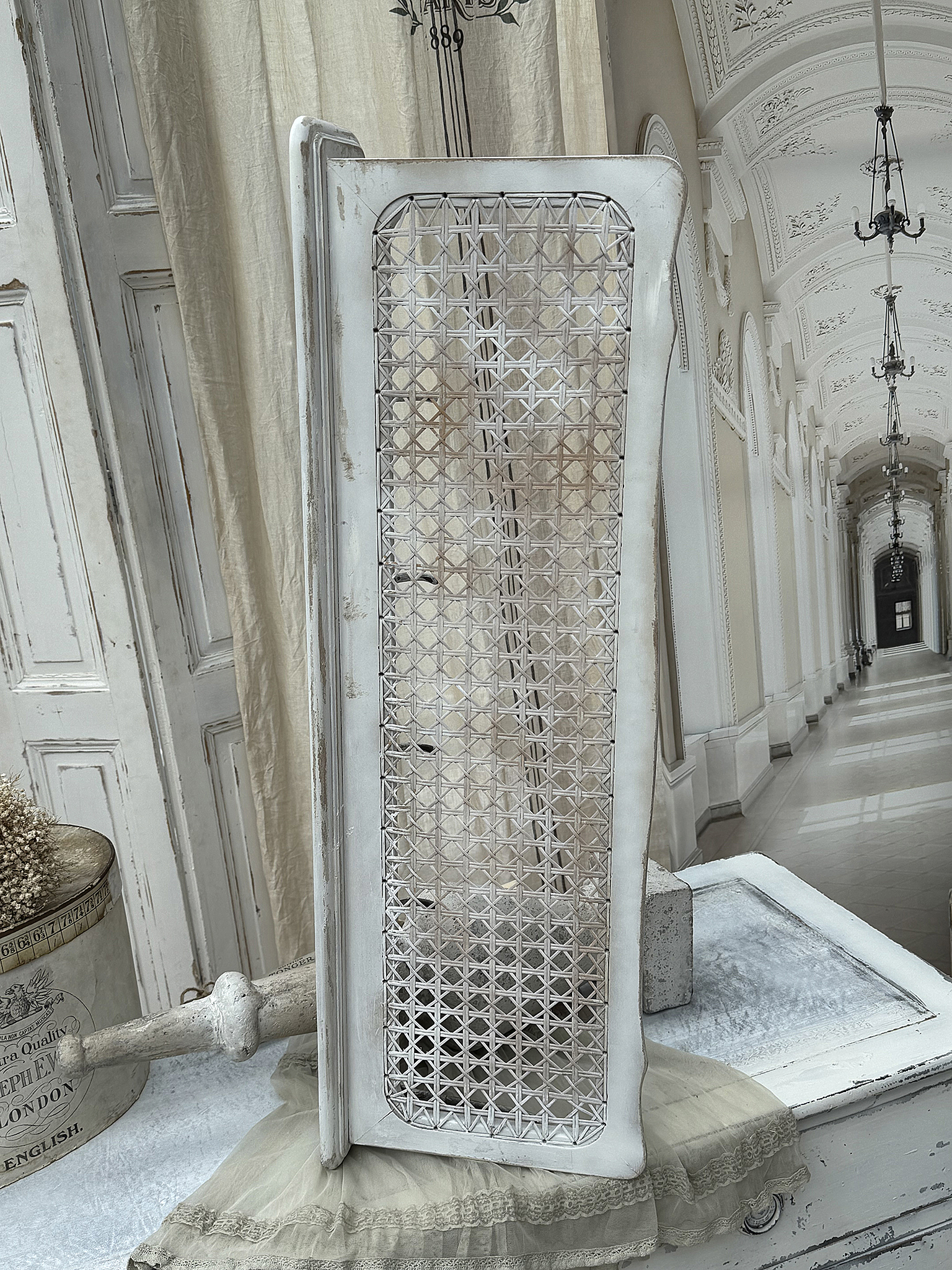 Altes Garderobenregal mit Ablage Altes Garderobenregal mit Ablage
