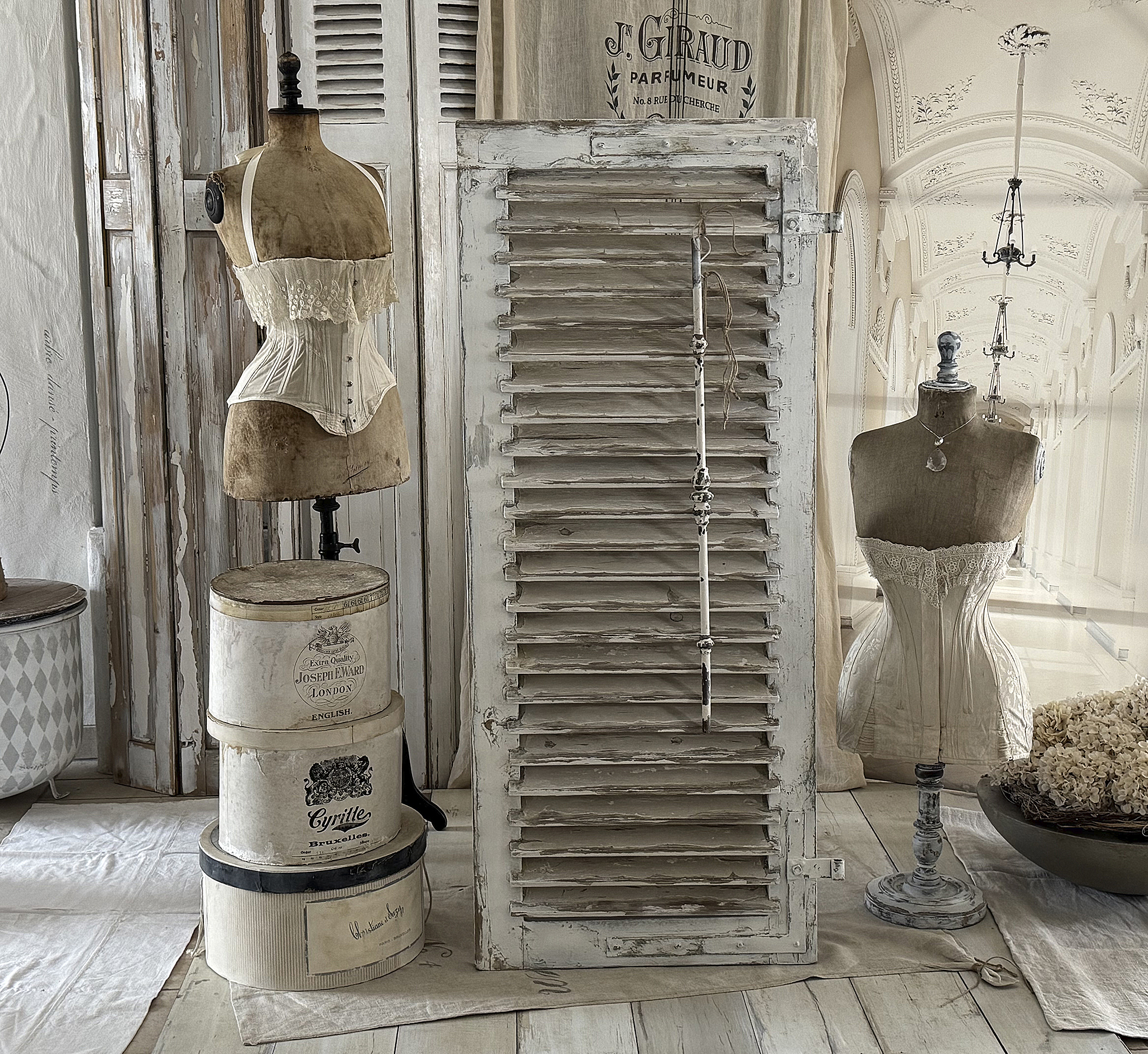 Antiker Lamellenladen mit Geländerstab creme-weiß***