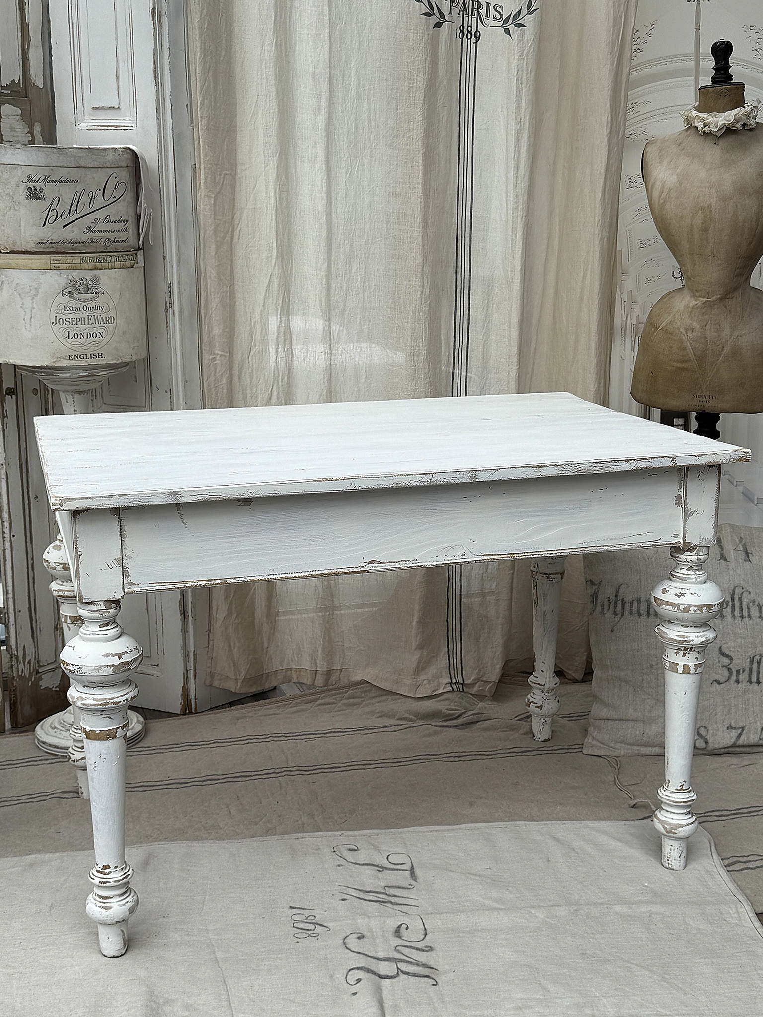 Antiker großer Gründerzeittisch im Shabby Chic***