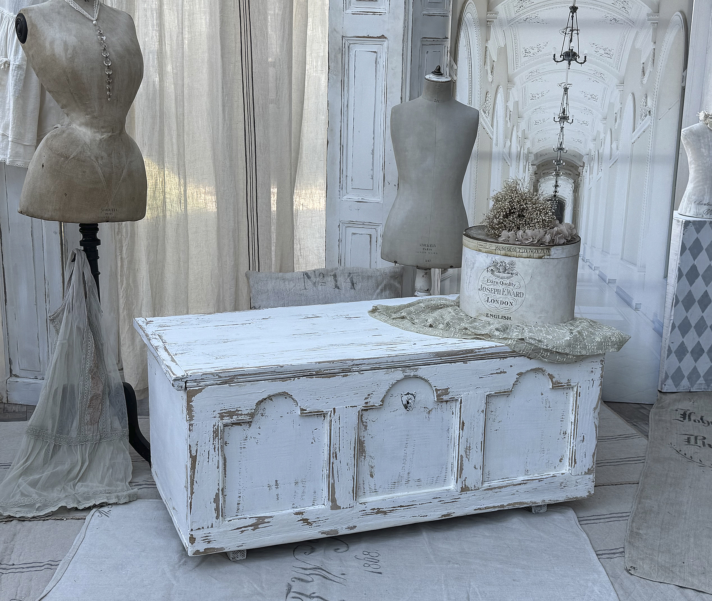 Alte Truhe/Sitztruhe – Shabby Chic Vintage Möbel weiß