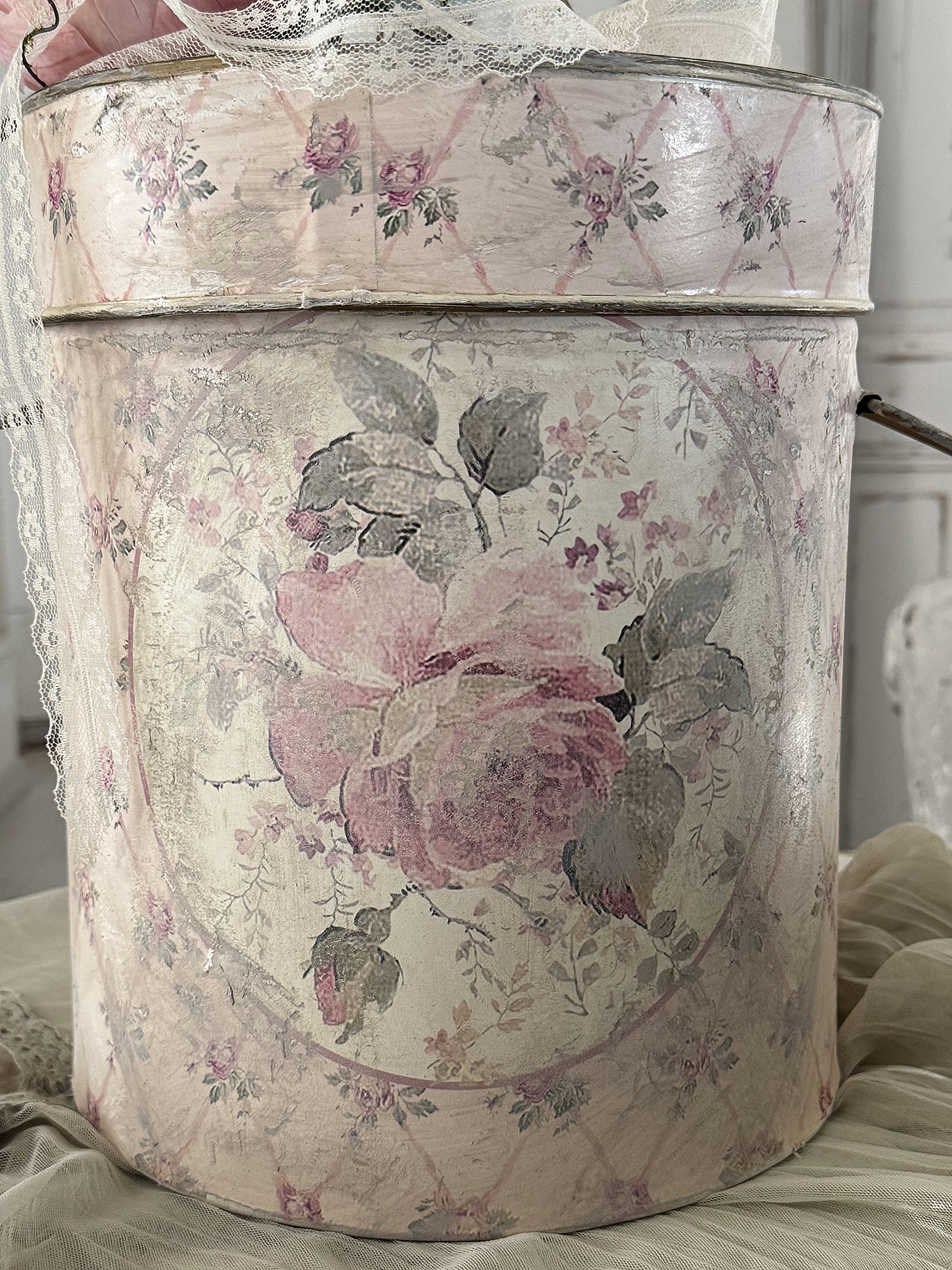 Alte Blechdose mit Rosen – romantisches Vintage-Arrangement