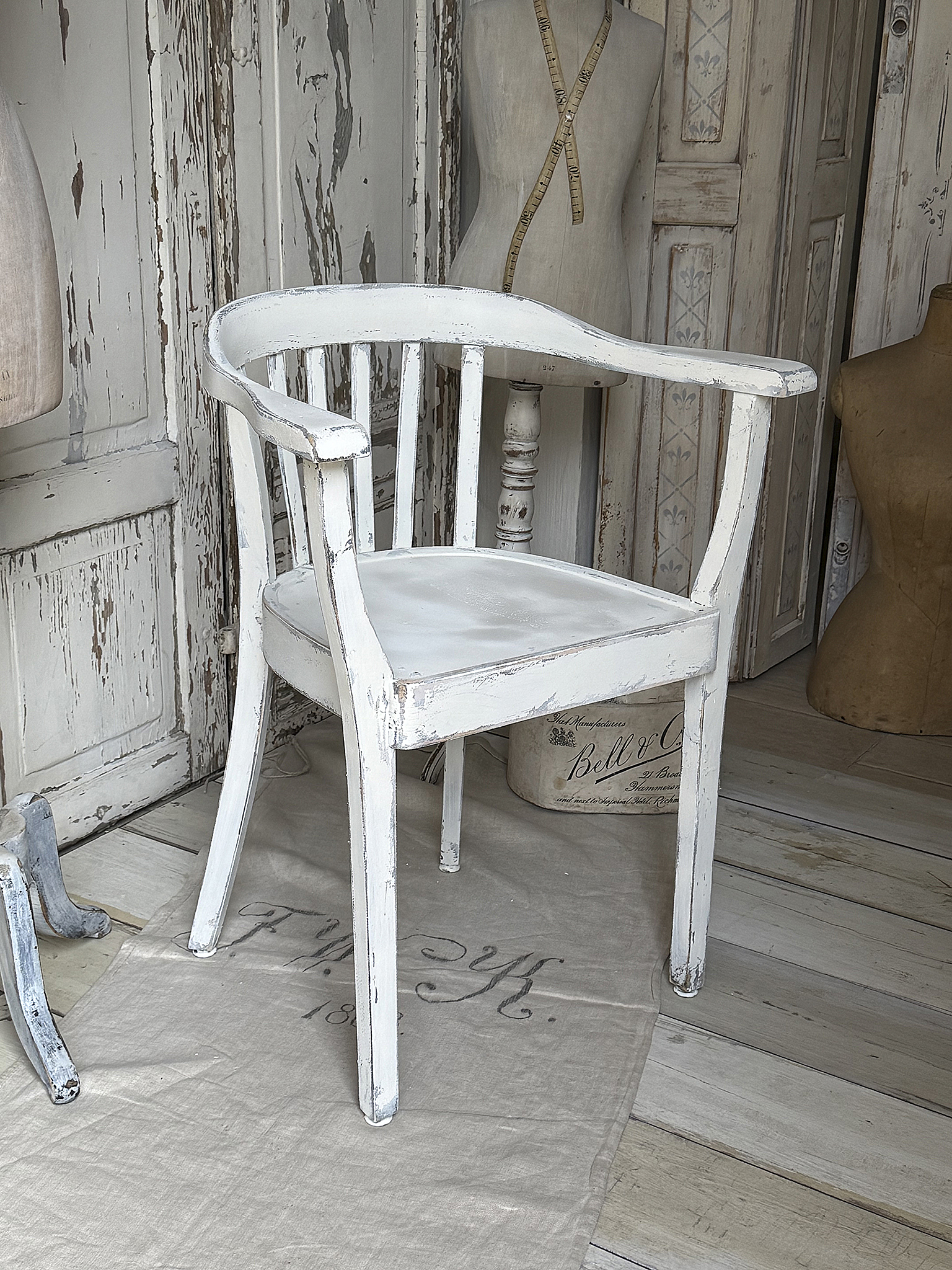 Alter Armlehnenstuhl Bauhaus im weißen Shabbykleid***