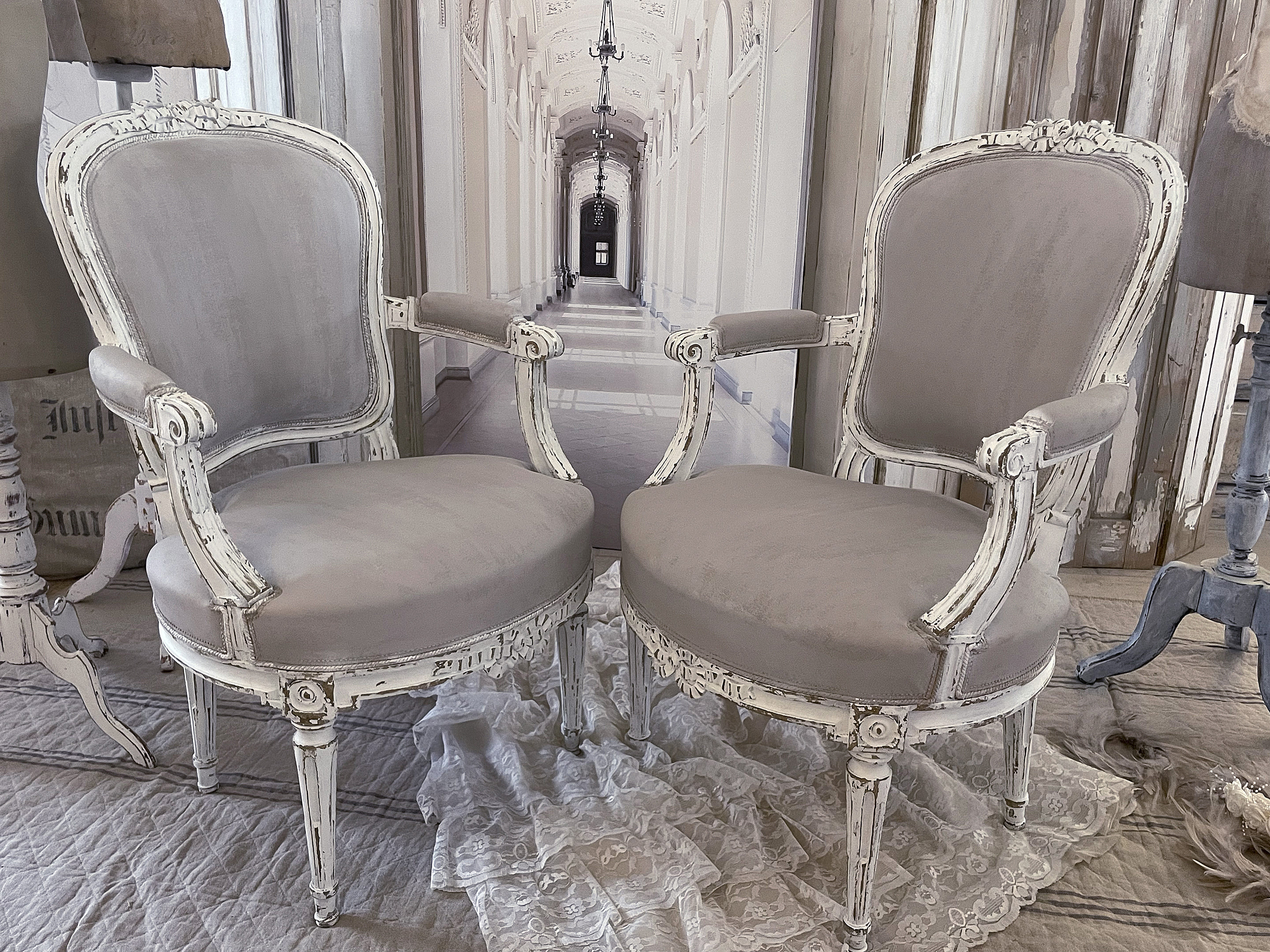 Zwei elegante vintage Sessel mit grauen Veloursbezügen Zwei stilvolle Sessel mit grauem Stoff und dekorativer weißer Holzstruktur