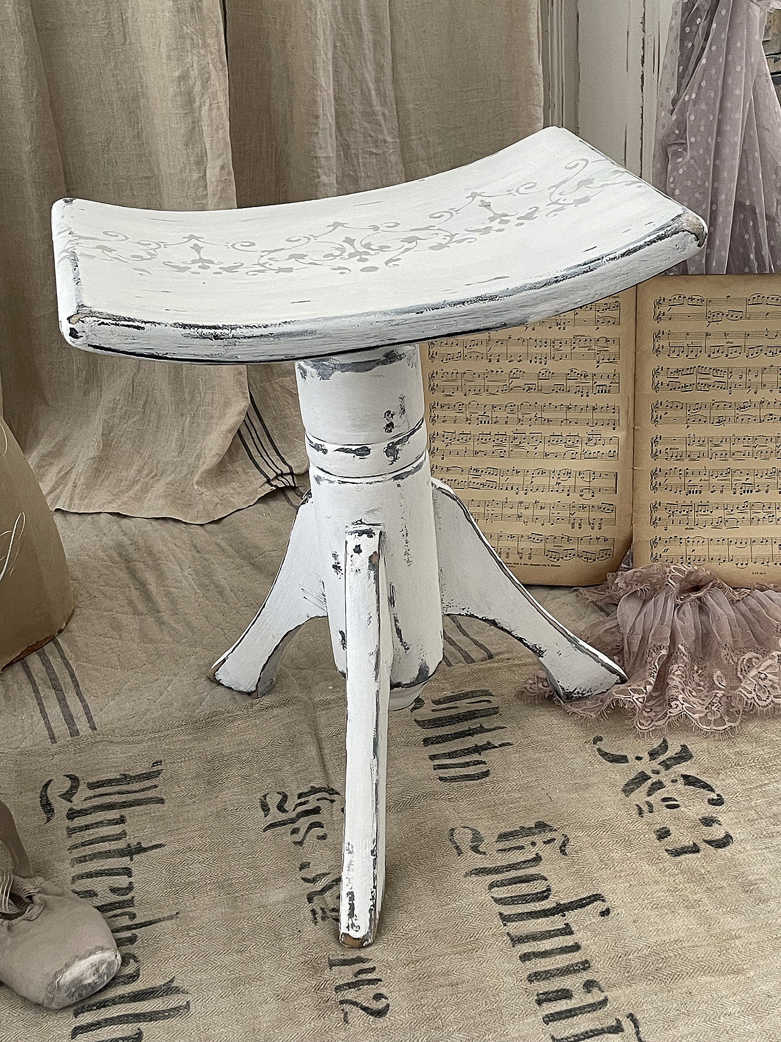 Antiker Klavierhocker "Shabby-Chic
