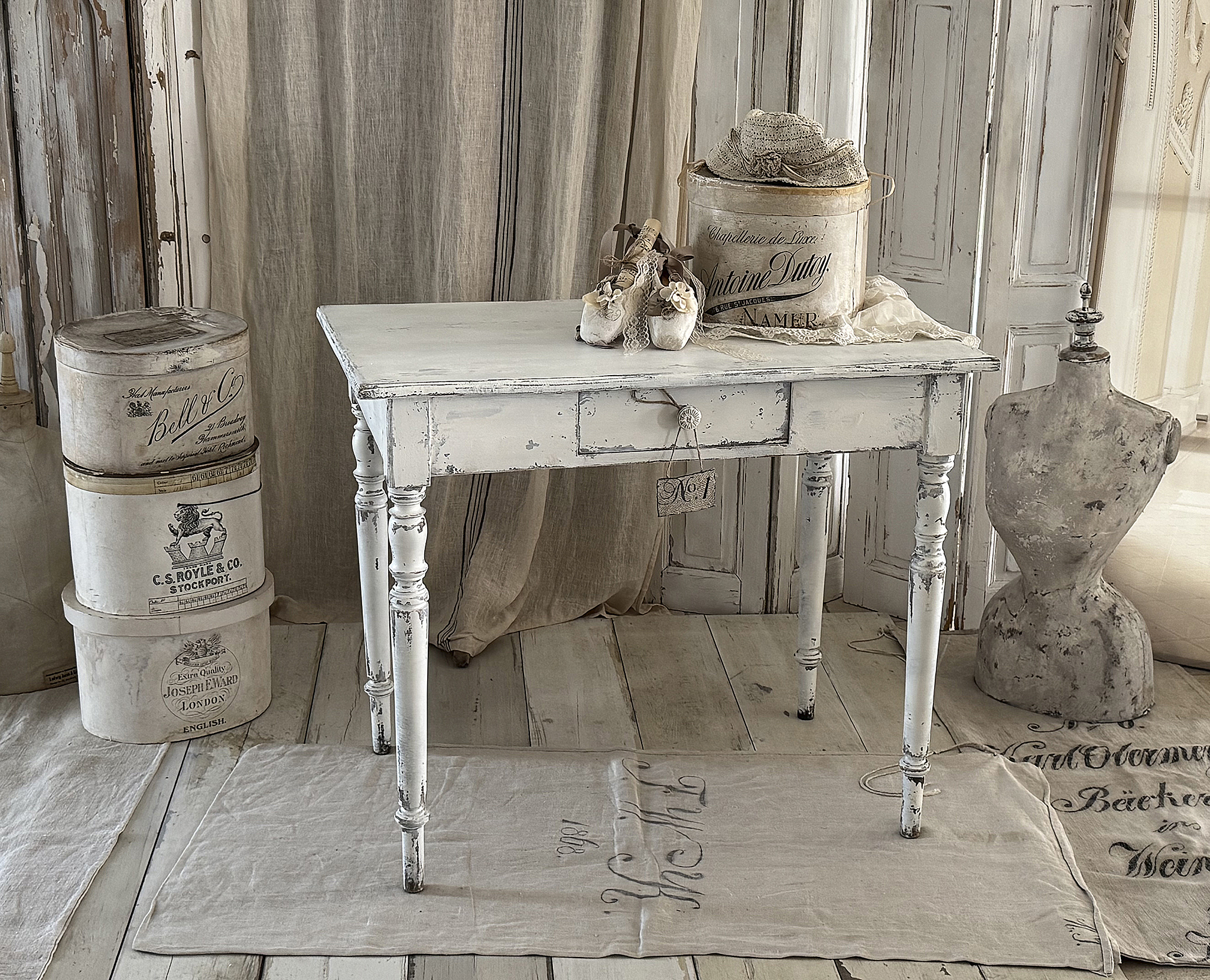 Alter kleiner Esstisch im Shabbykleid***