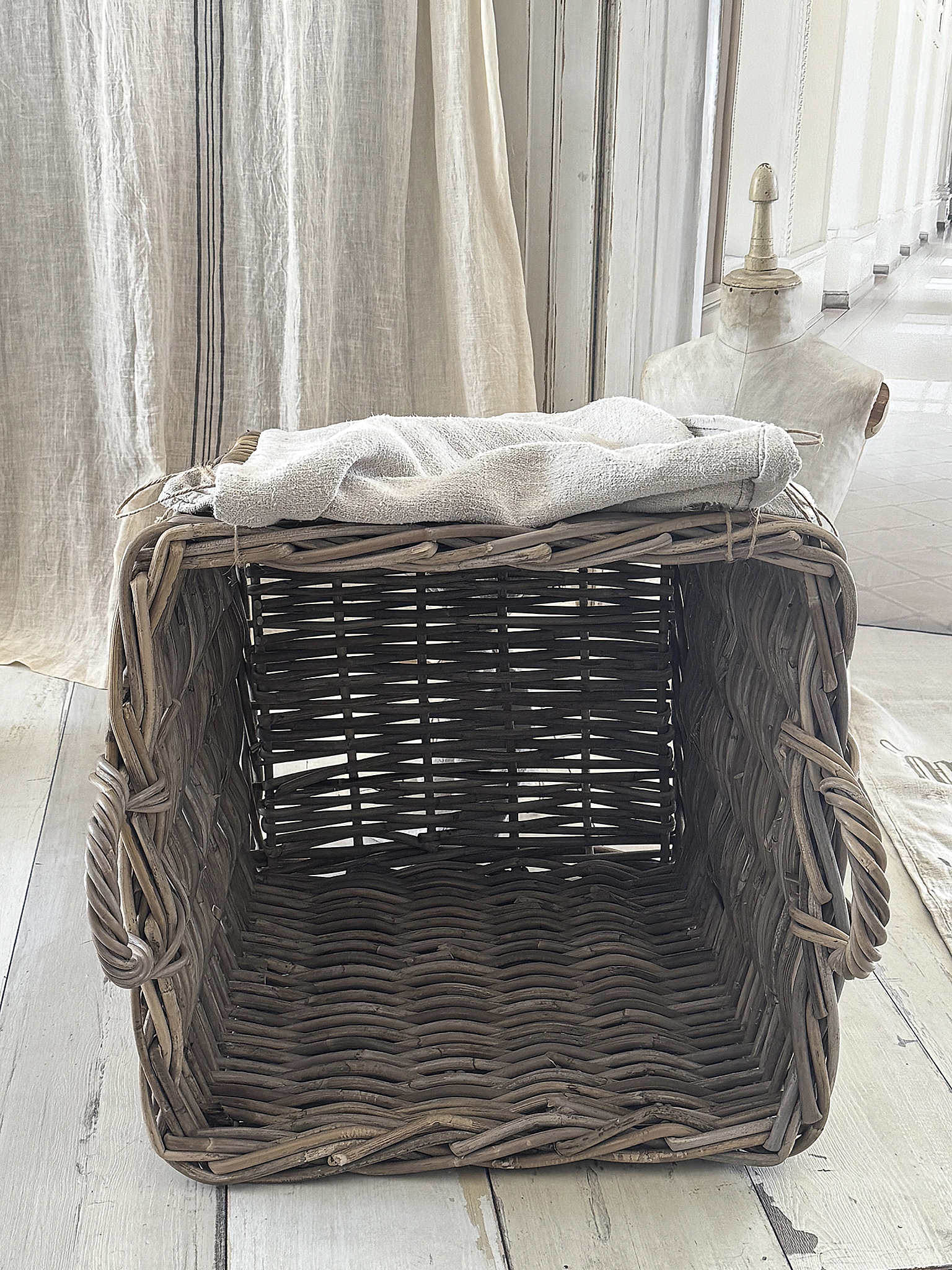 Großer Naturweidenkorb mit altem Leinensack-XL***
