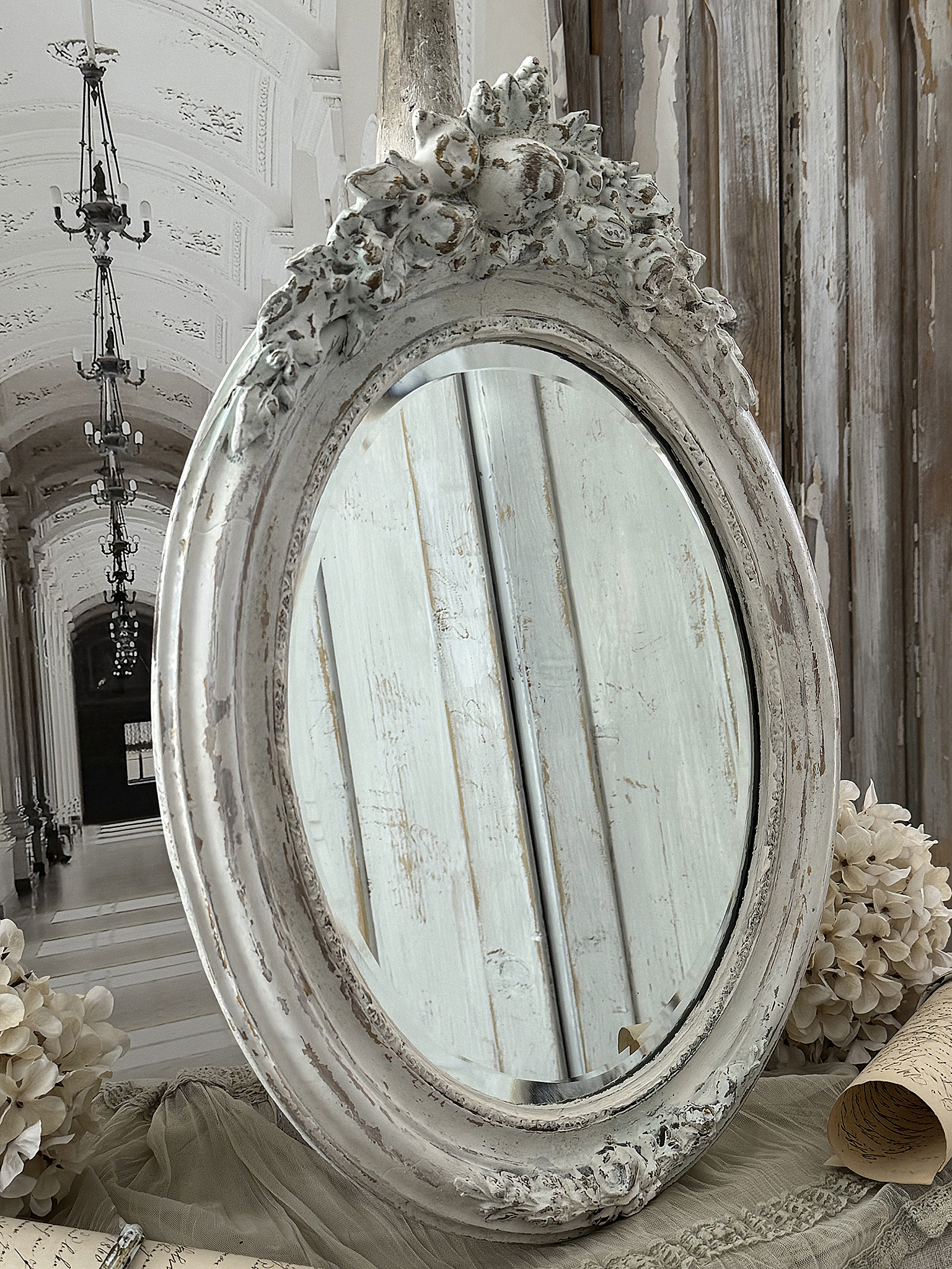 Alter ovaler Vintage-Spiegel im weißen Shabby-Kleid – romantisches Schmuckstück mit viel Charme***