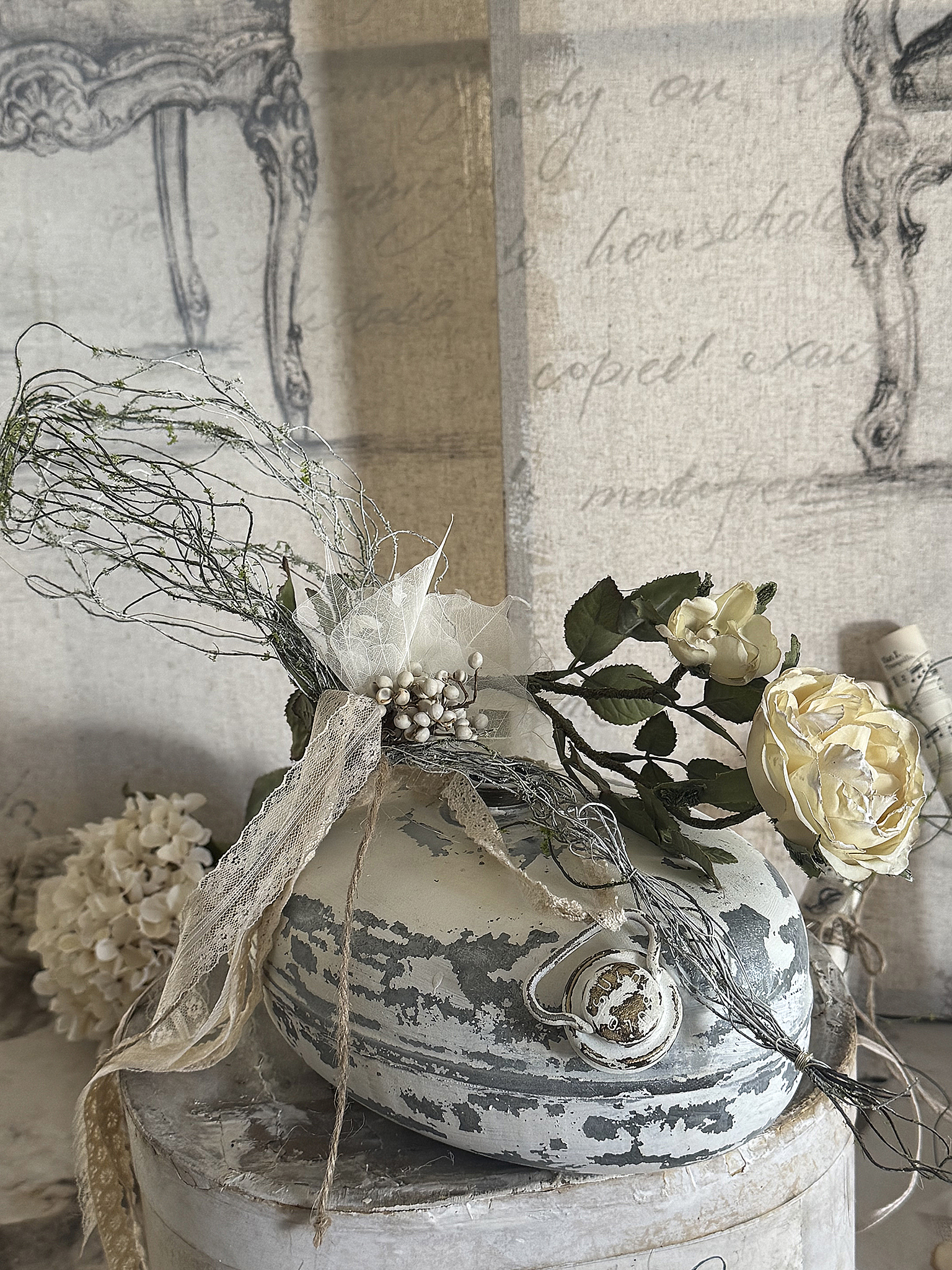 Antike Zinkwärmflasche mit romantischer Shabby-Deko***