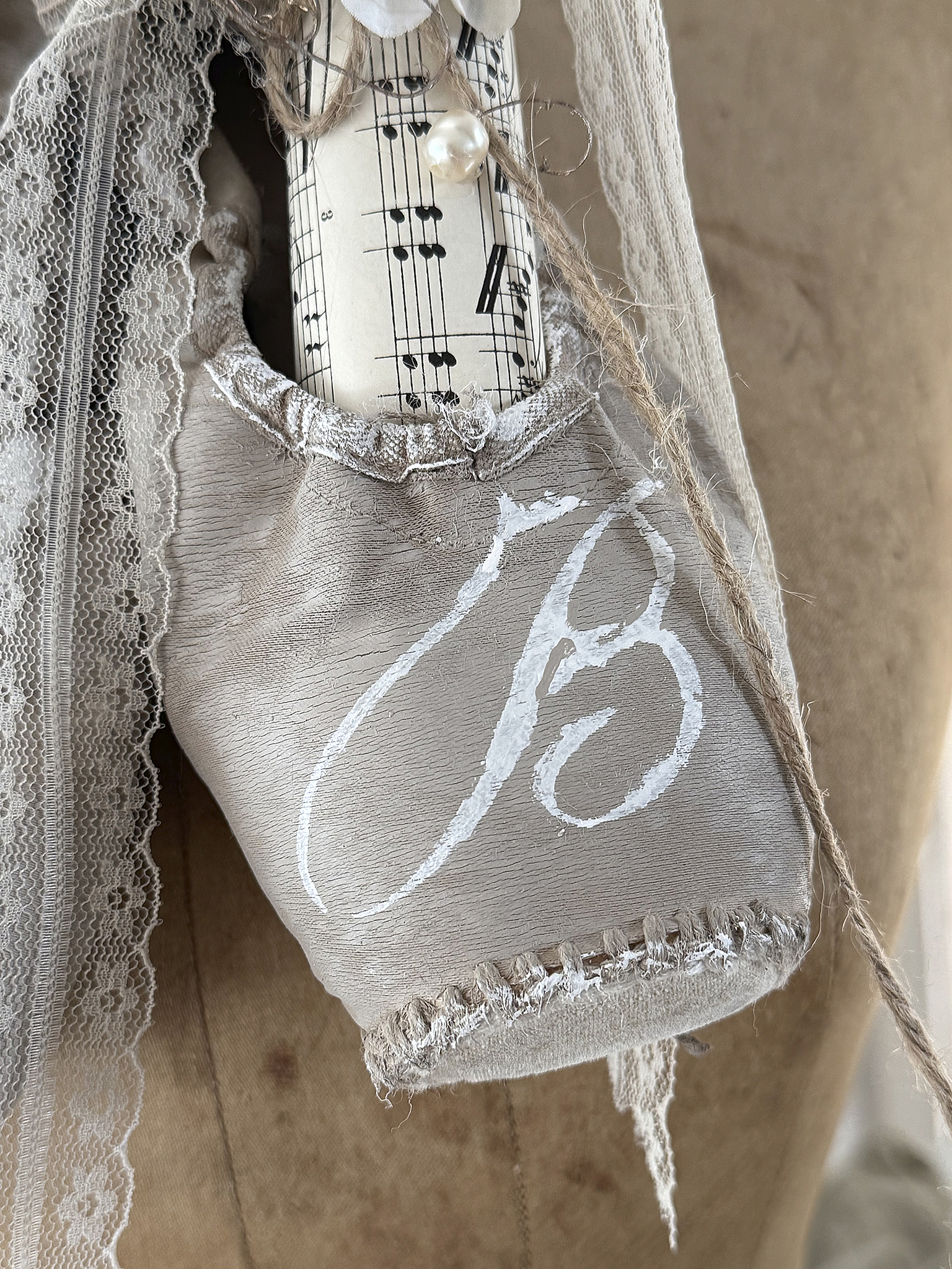 Vintage Spitzenschuhe Sandtaupe mit Monogramm B***