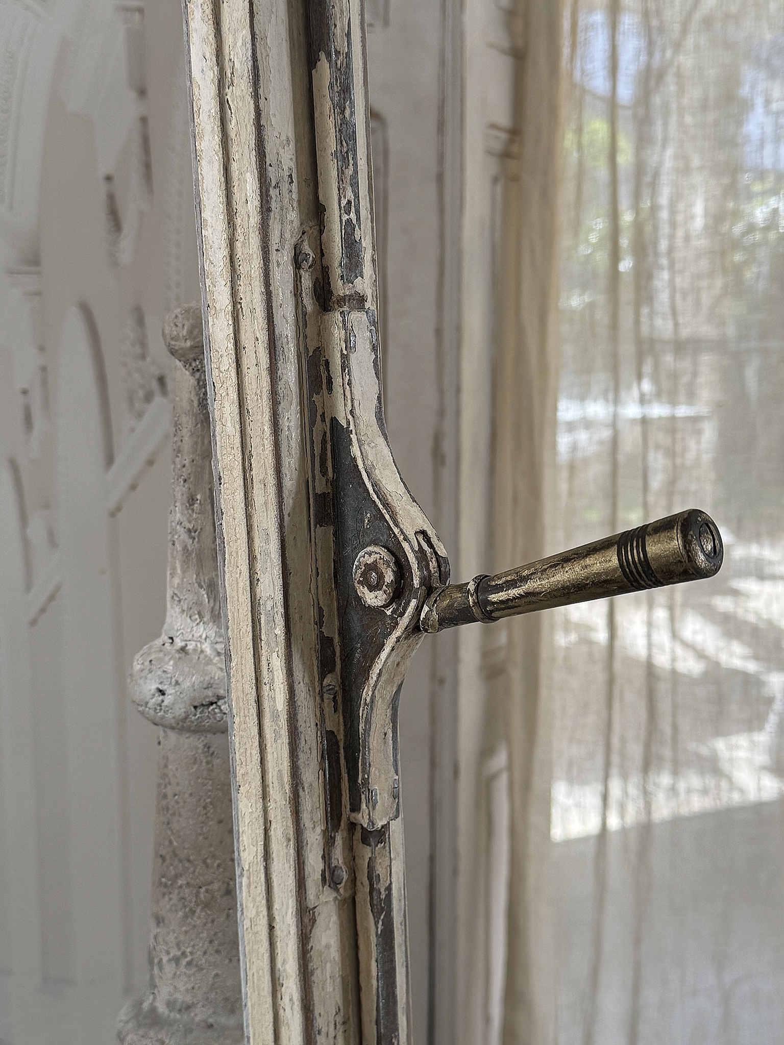 Antiker Fensterflügel mit Originalpatina, Jugendstil-Dekor und historischem Hebelgriff***