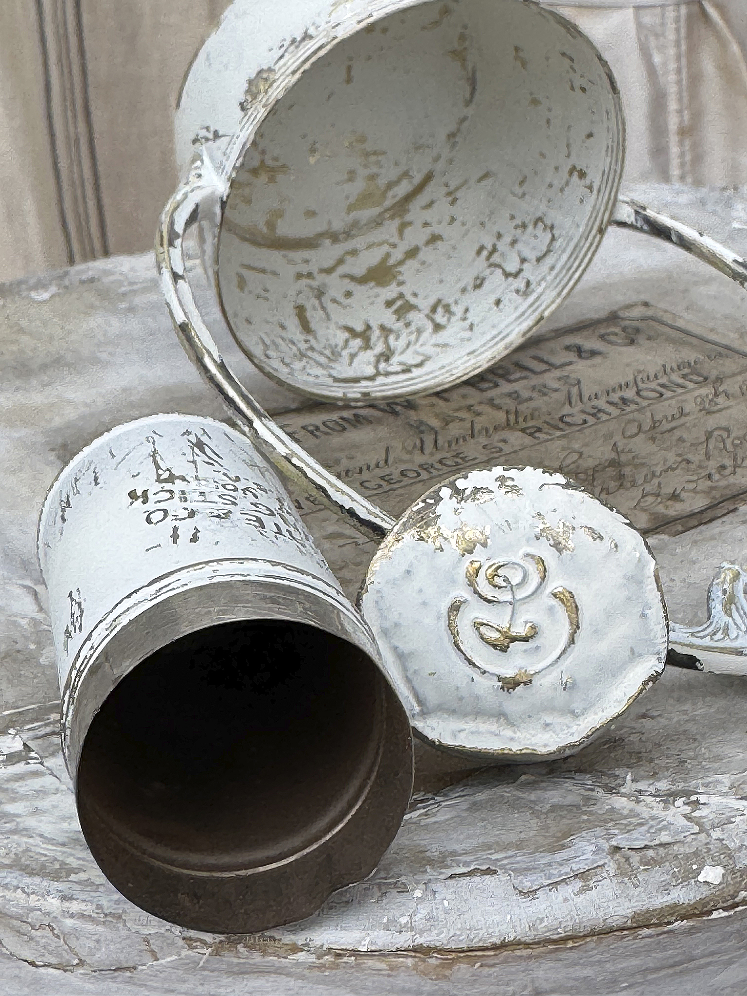 Vintage Eimer und Deckel auf Holzuntergrund Detailaufnahme eines alten, weißen Eimers mit Deckel und sichtbaren Gebrauchsspuren auf einer Holzoberfläche