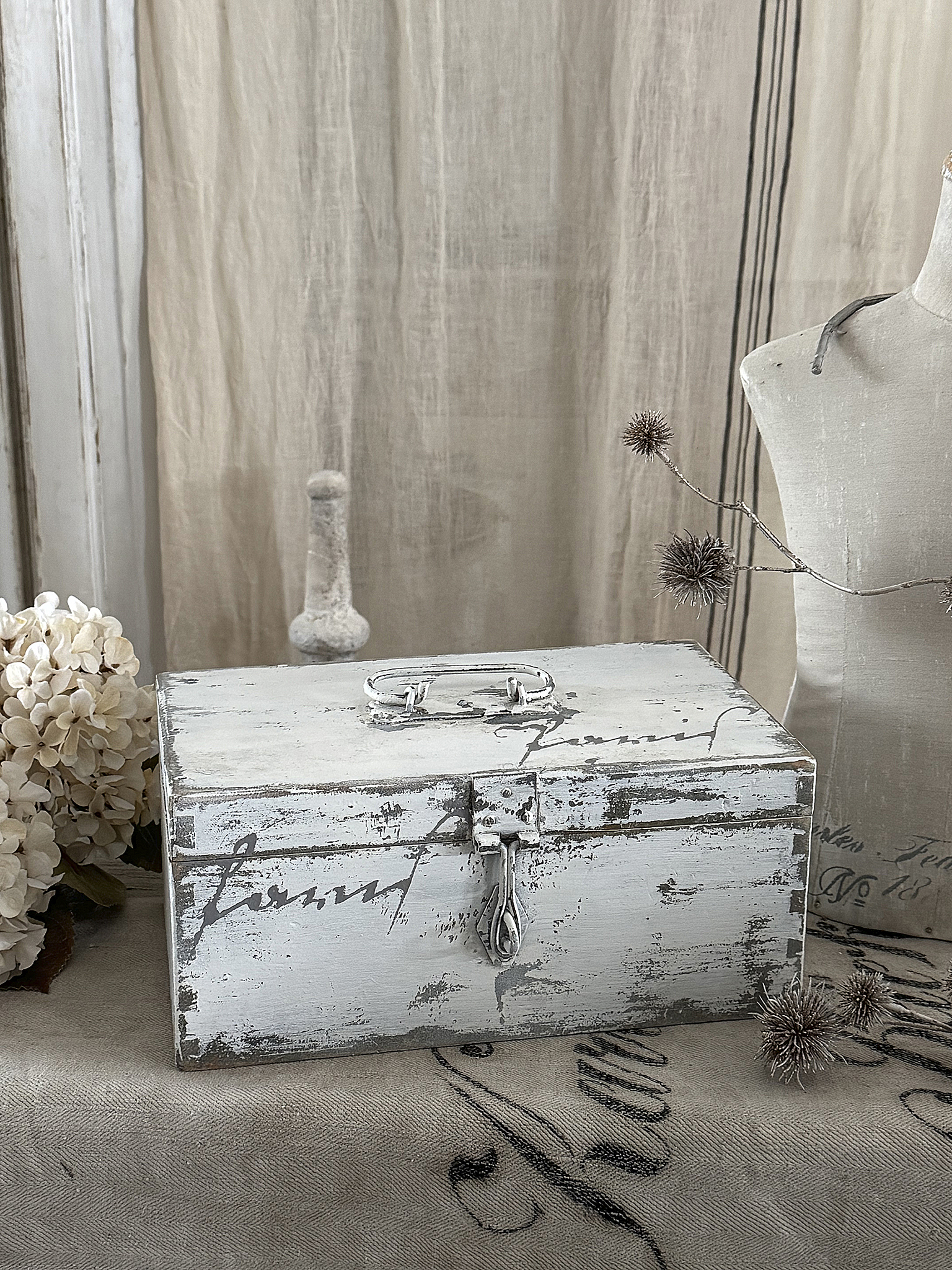   Schöne alte Holzkiste mit Geschichte***