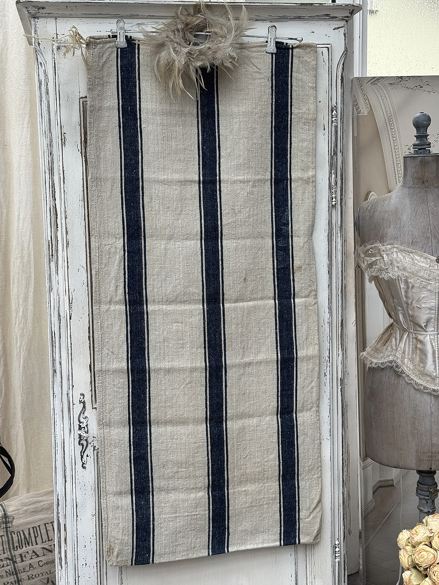 Gestreiftes Handtuch an einem Antikschrank hängen
