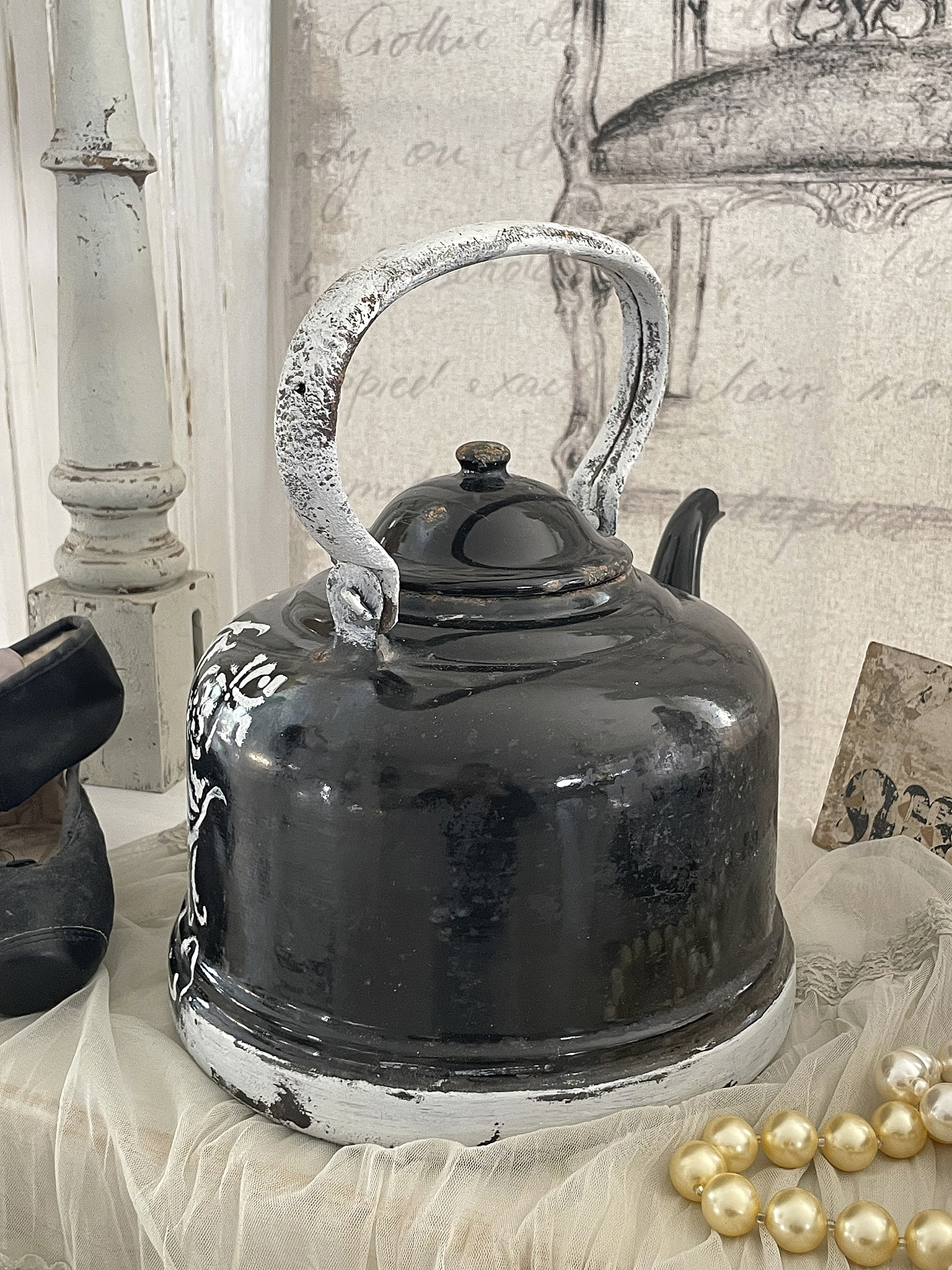 Schwarze Teekanne mit historischem Design und verziertem Griff