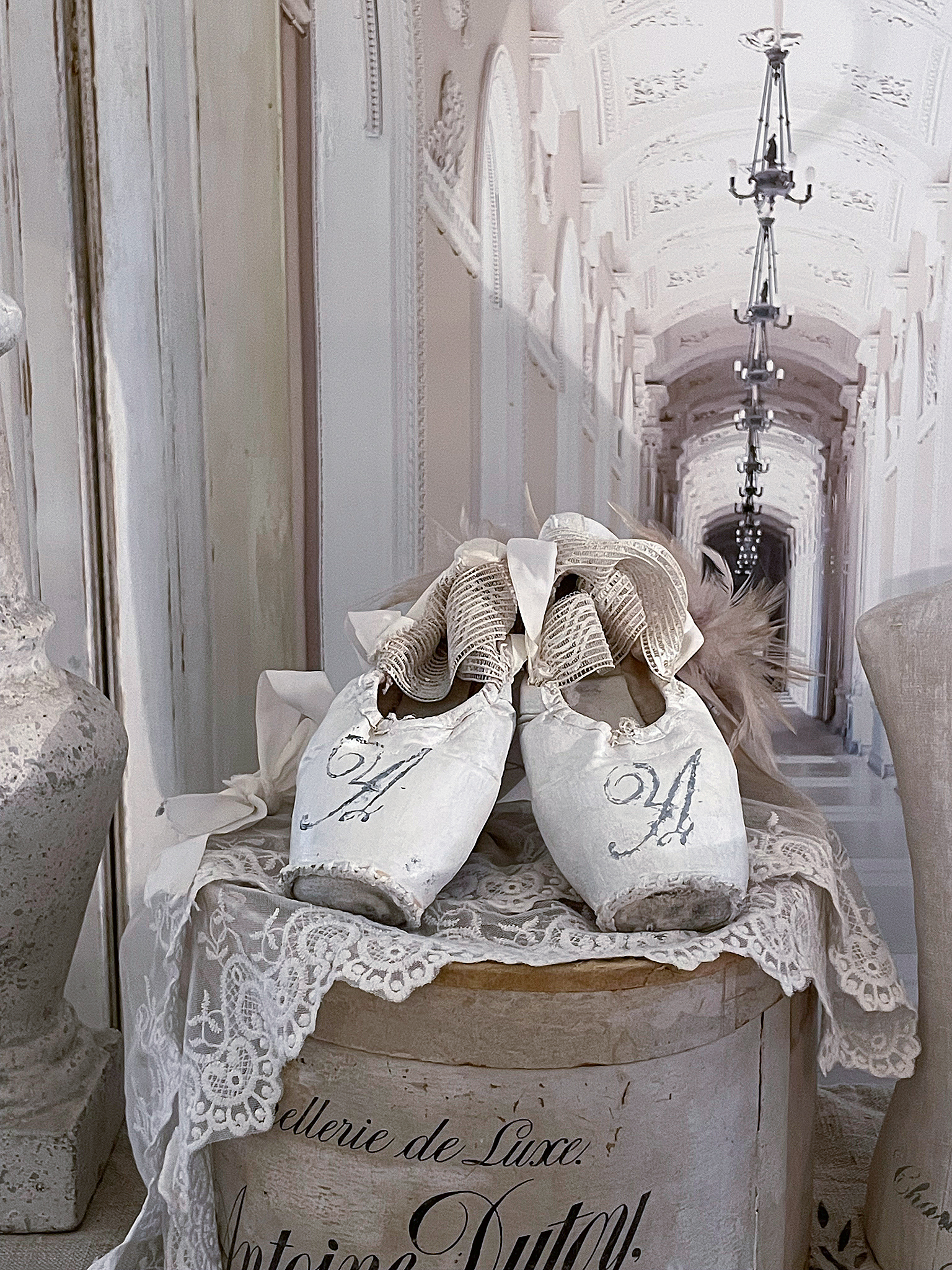 Alte Spitzenschuhe im weißen Vintagekleid A*** Alte Spitzenschuhe im weißen Vintagekleid A***