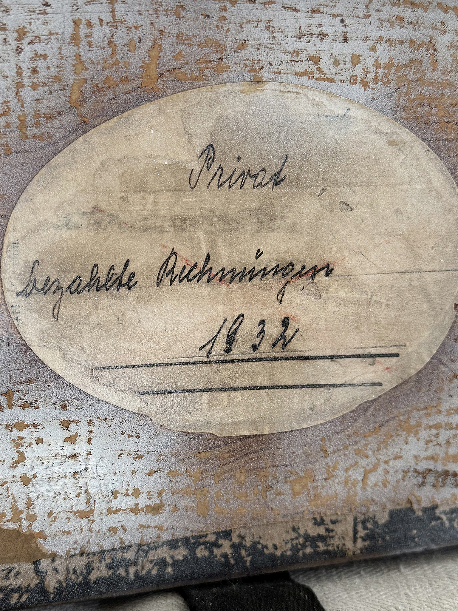 Alte Rechnungskiste mit antiken Schriftrollen ***