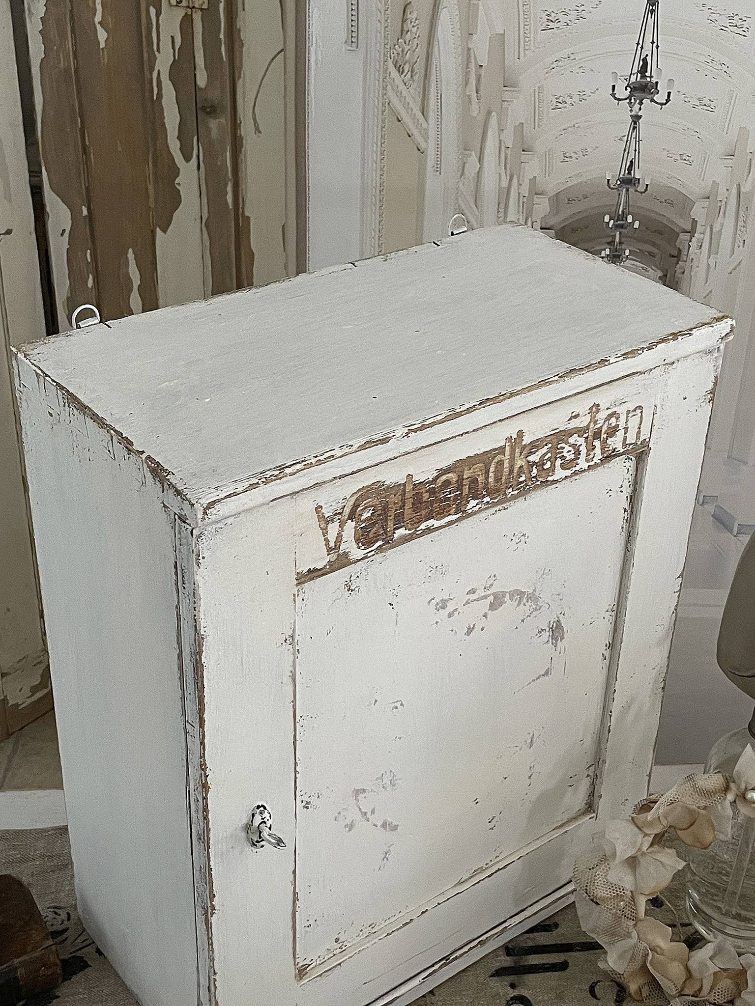 Vintage Verandkasten aus Holz für Dekoration Rustikaler Verandkasten in Weiß mit antikem Charme