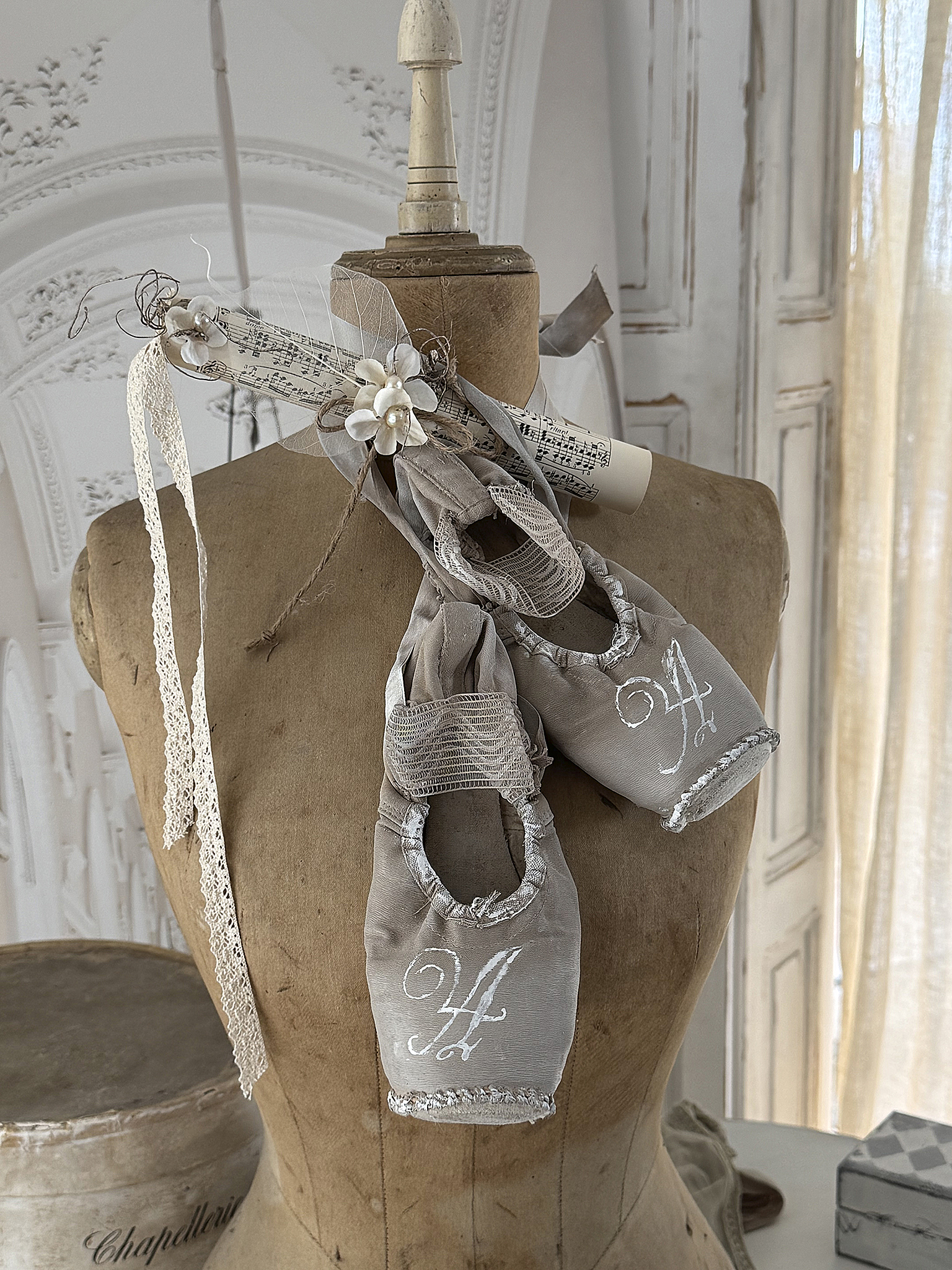 Vintage Spitzenschuhe Sandtaupe mit Monogramm A***