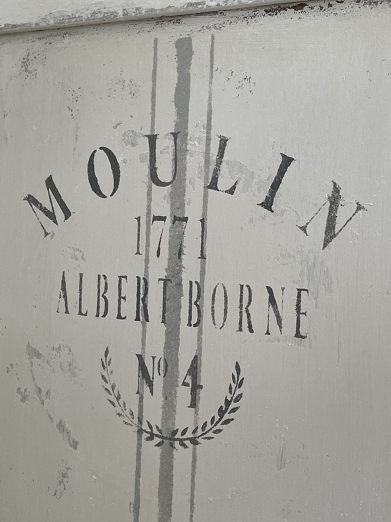 Vintage Druck mit der Aufschrift Moulin, Albert Borne, 1771, Nr. 4 Detail eines Vintage Drucks mit der Aufschrift Moulin, Albert Borne, 1771, Nr. 4, auf grauem Hintergrund.